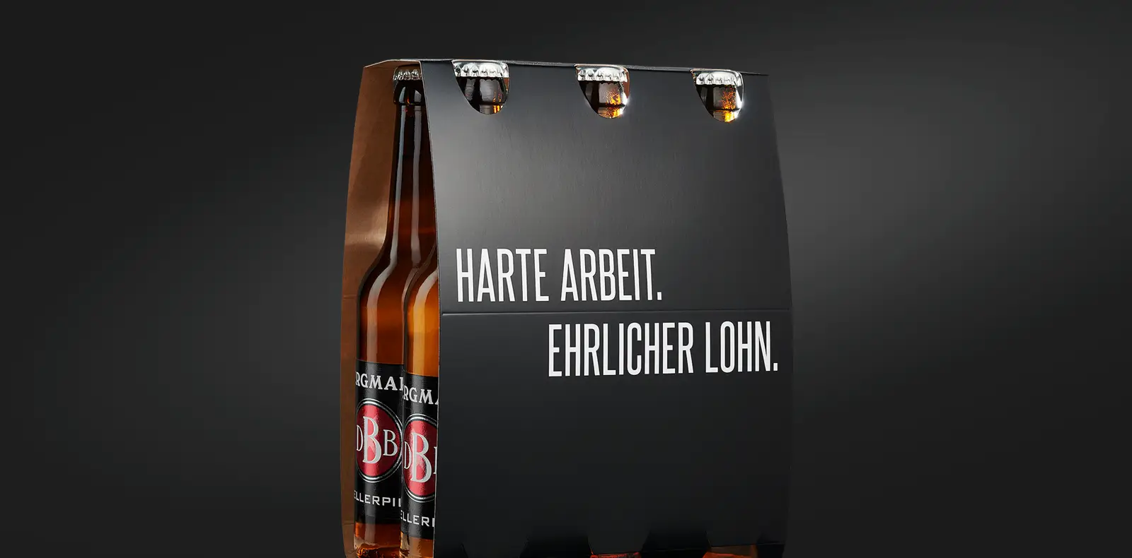 Bierträger mit Flaschen der Bergmann Brauerei und dem Schriftzug „Harte Arbeit. Ehrlicher Lohn.“