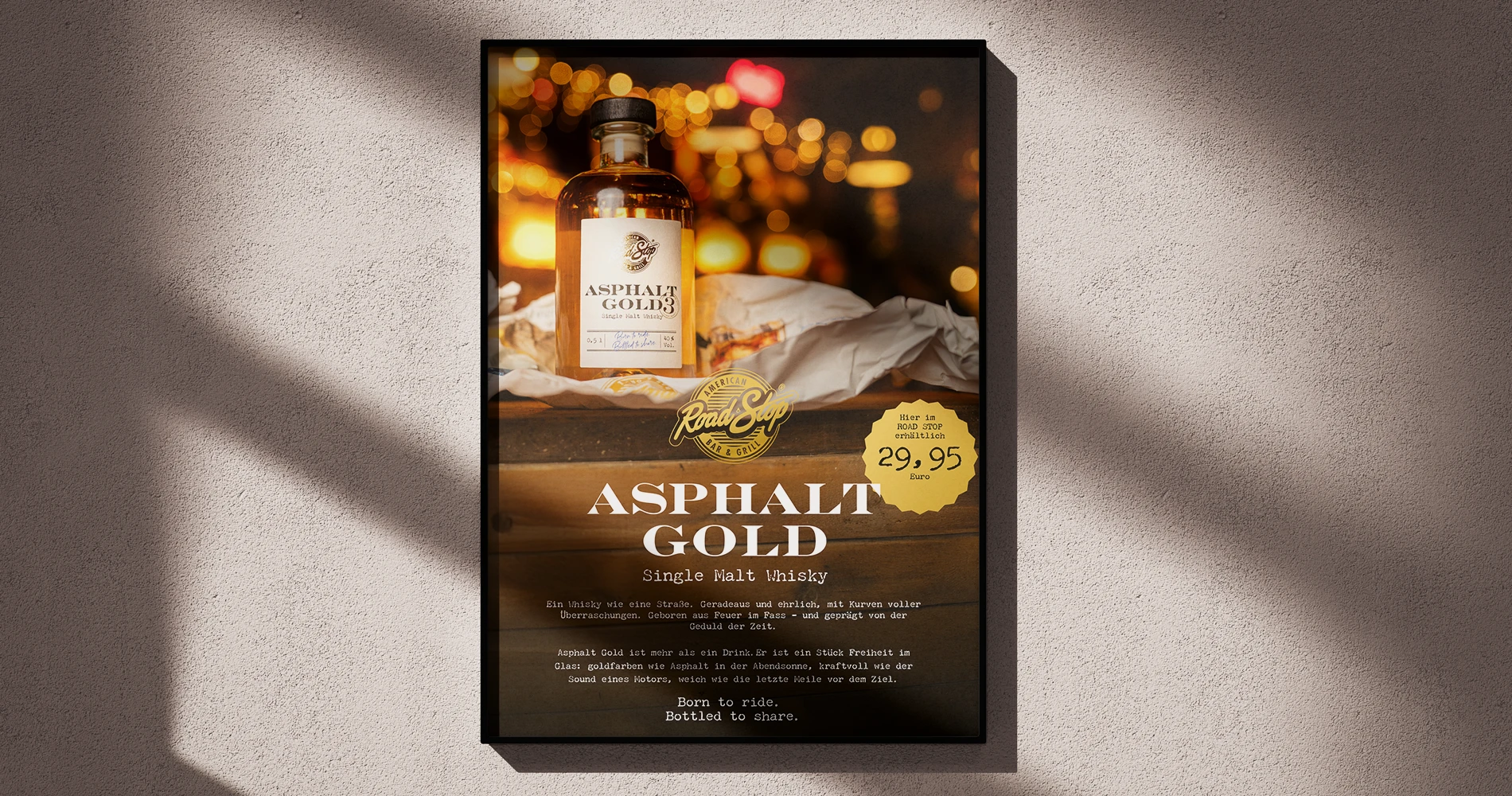 Plakatmotiv „Asphalt Gold“ mit Packagingdesign als Werbeanwendung im Raum