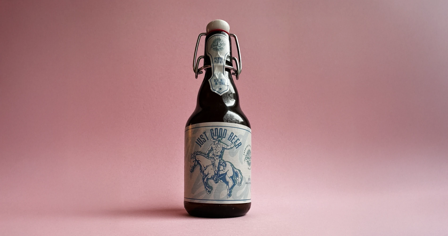 Bierflasche mit gestaltetem Etikett im Rahmen eines Packagingdesign-Projekts für Road Stop Beer
