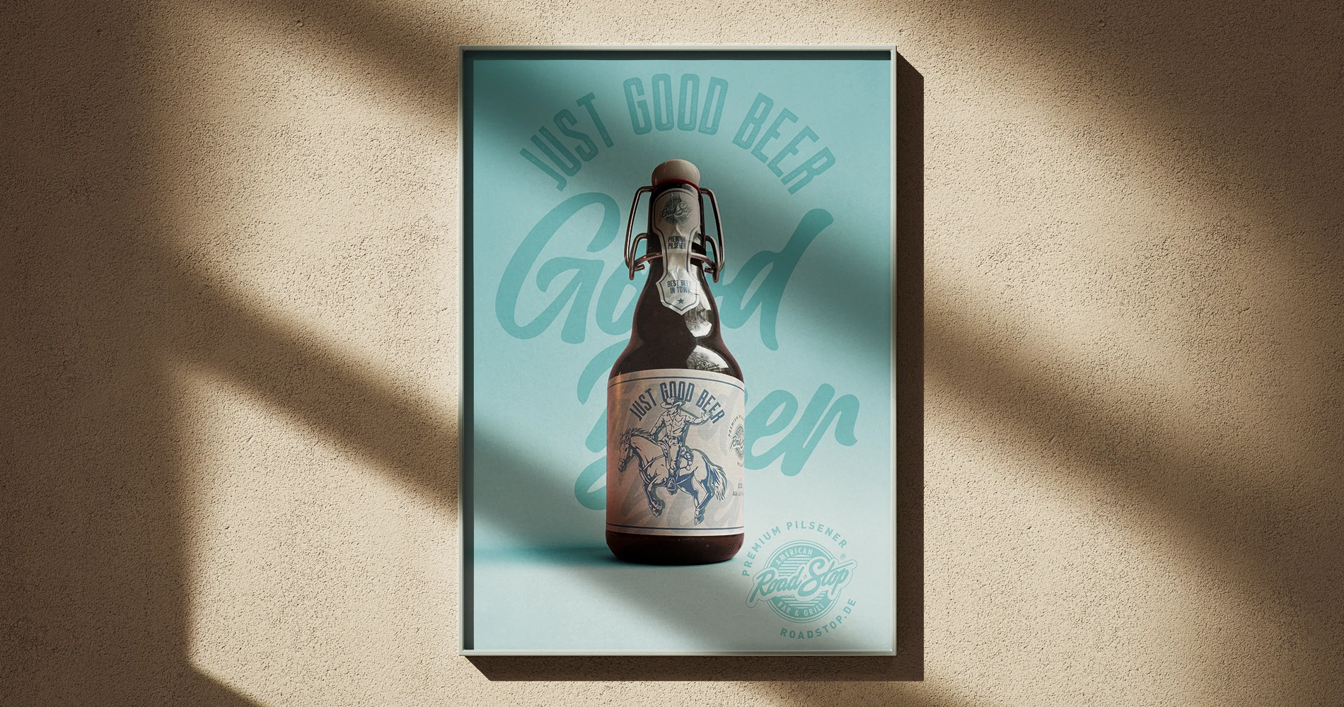 Gerahmtes Poster mit Bierflasche und Retro-Label an strukturierter Wand im Sonnenlicht