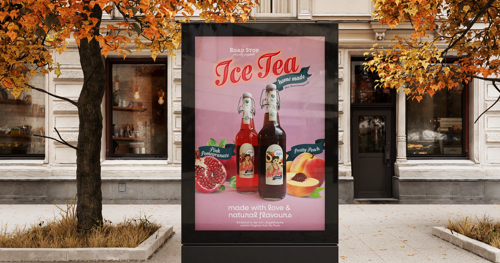 City-Light-Poster mit Ice-Tea-Werbung vor herbstlicher Stadtkulisse