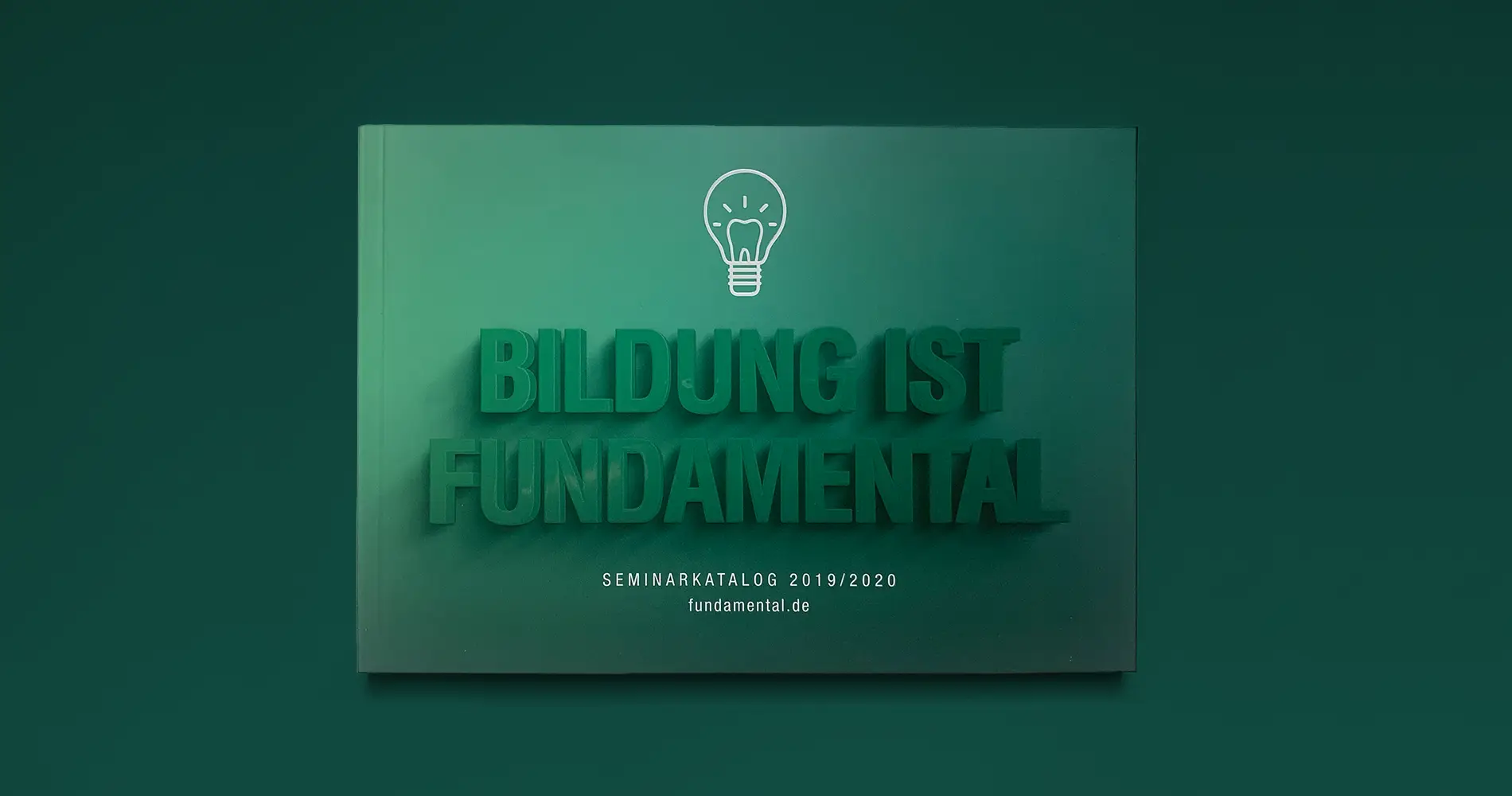 Seminarkatalog Fundamental Dental Fortbildung mit geprägtem Cover und Zahnbirnen-Logo