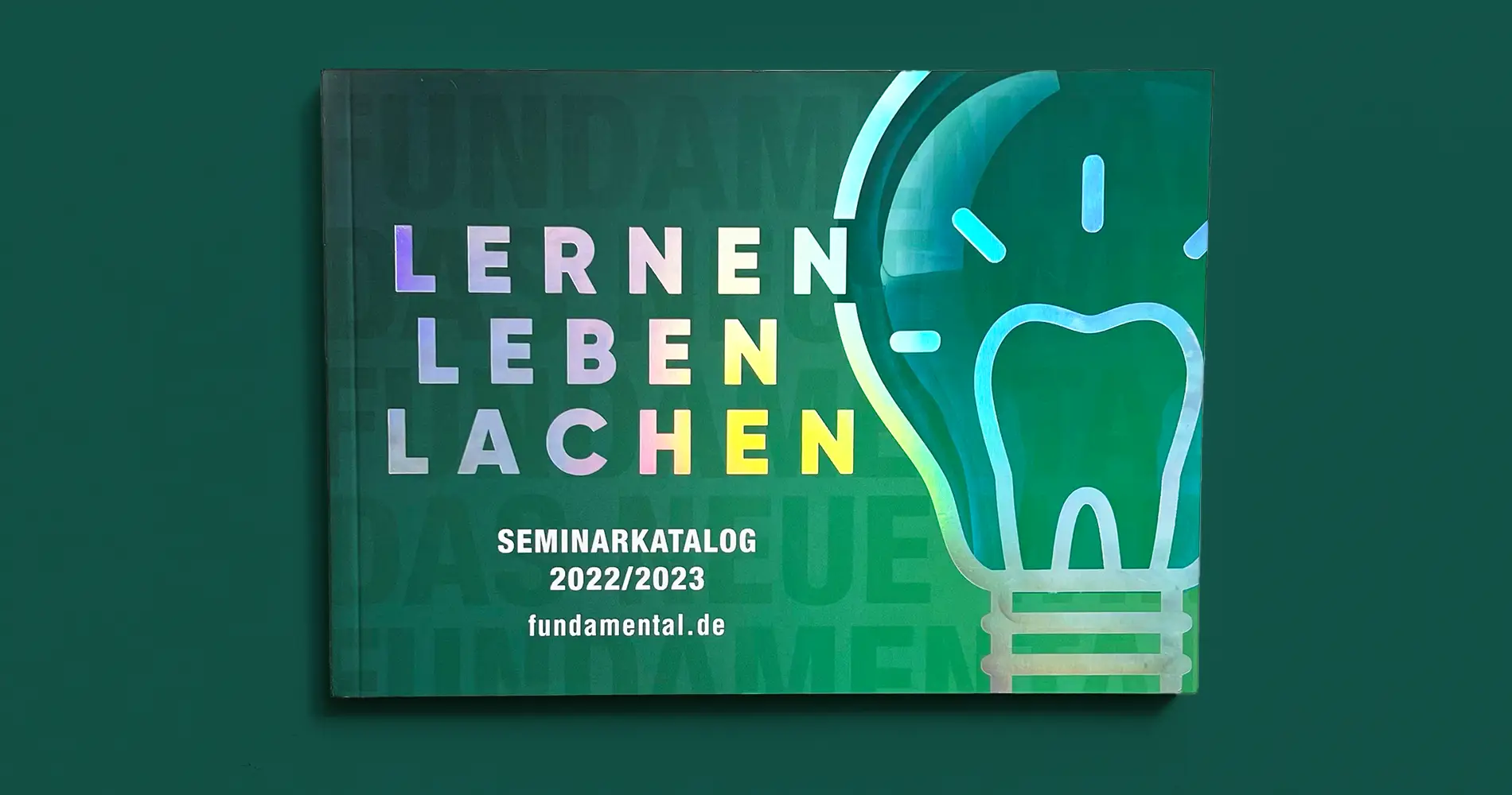 Seminarkatalog Fundamental Dental Fortbildung mit Zahnbirnen-Visual und Claim Lernen Leben Lachen