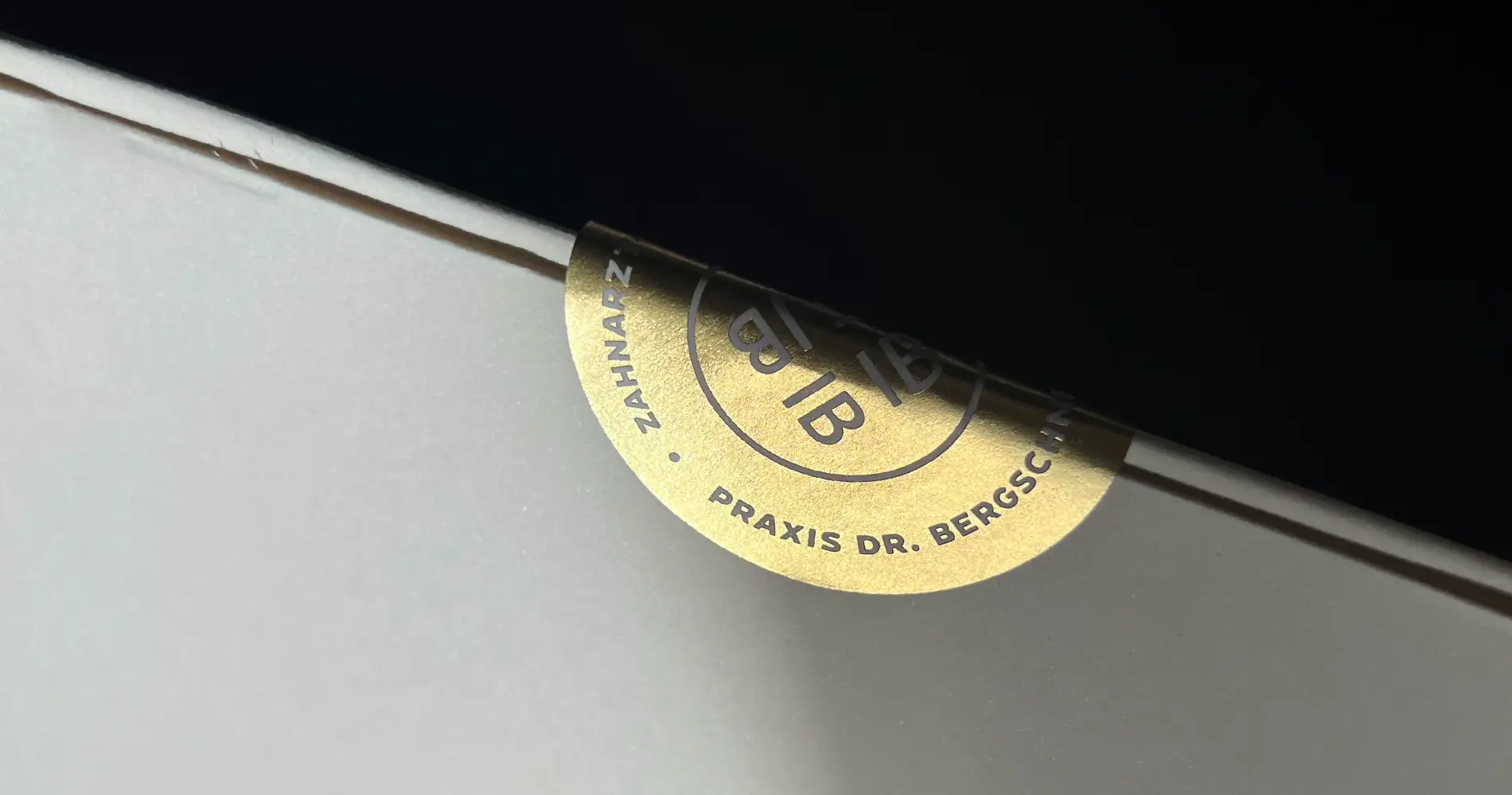 Zahnarztpraxis Bergschneider hochwertiger Aufkleber mit Goldprägung Corporate Design