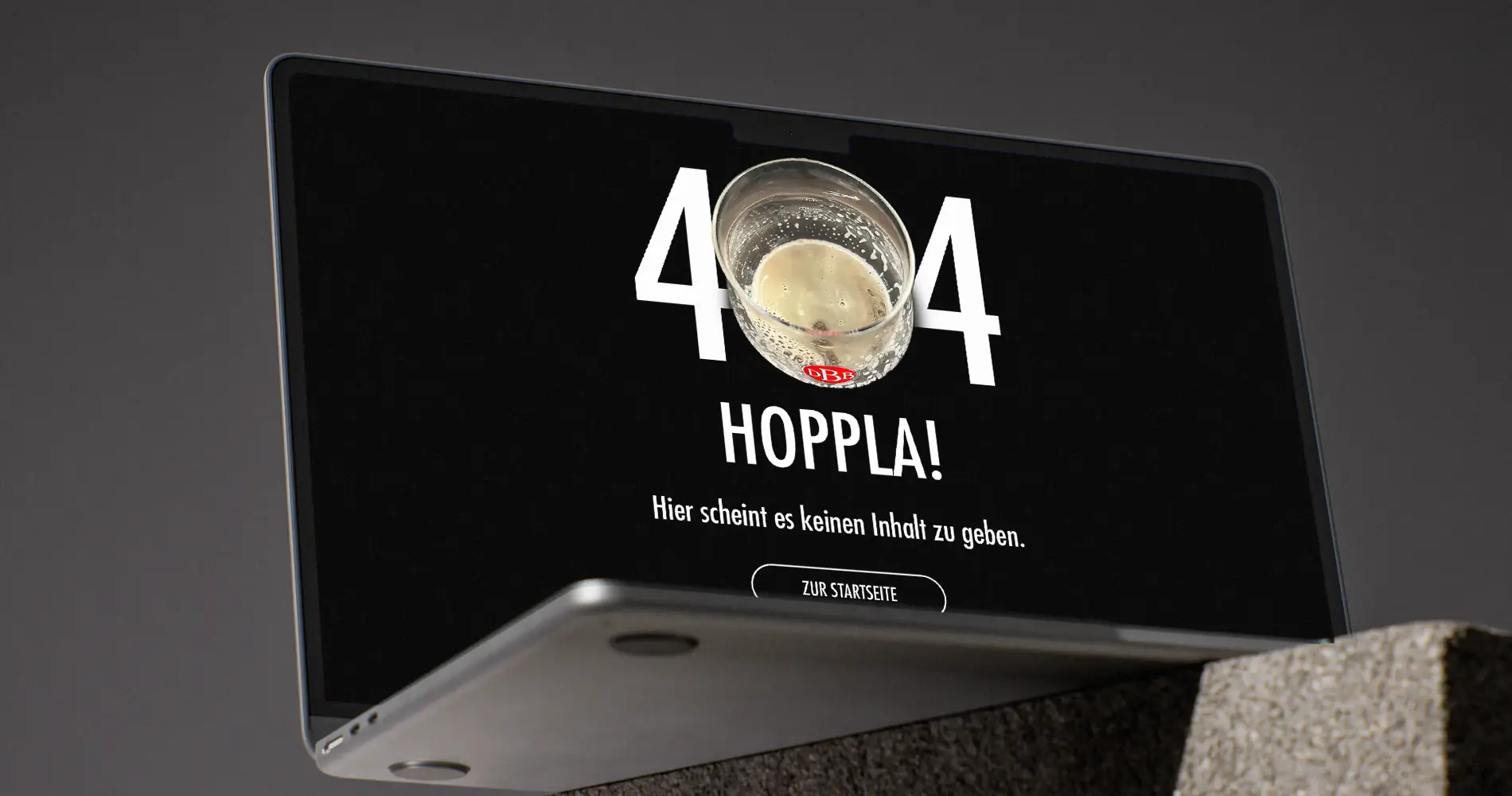 Laptop mit individueller 404-Fehlerseite der Bergmann Brauerei und Bierglas-Visual auf dunklem Hintergrund.