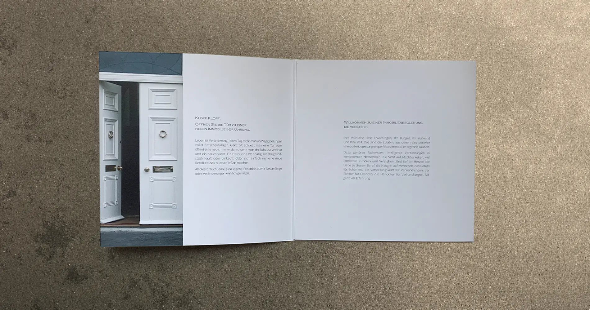 Aufgeschlagene Broschüre von Guyenz Immobilien mit Bild und Text