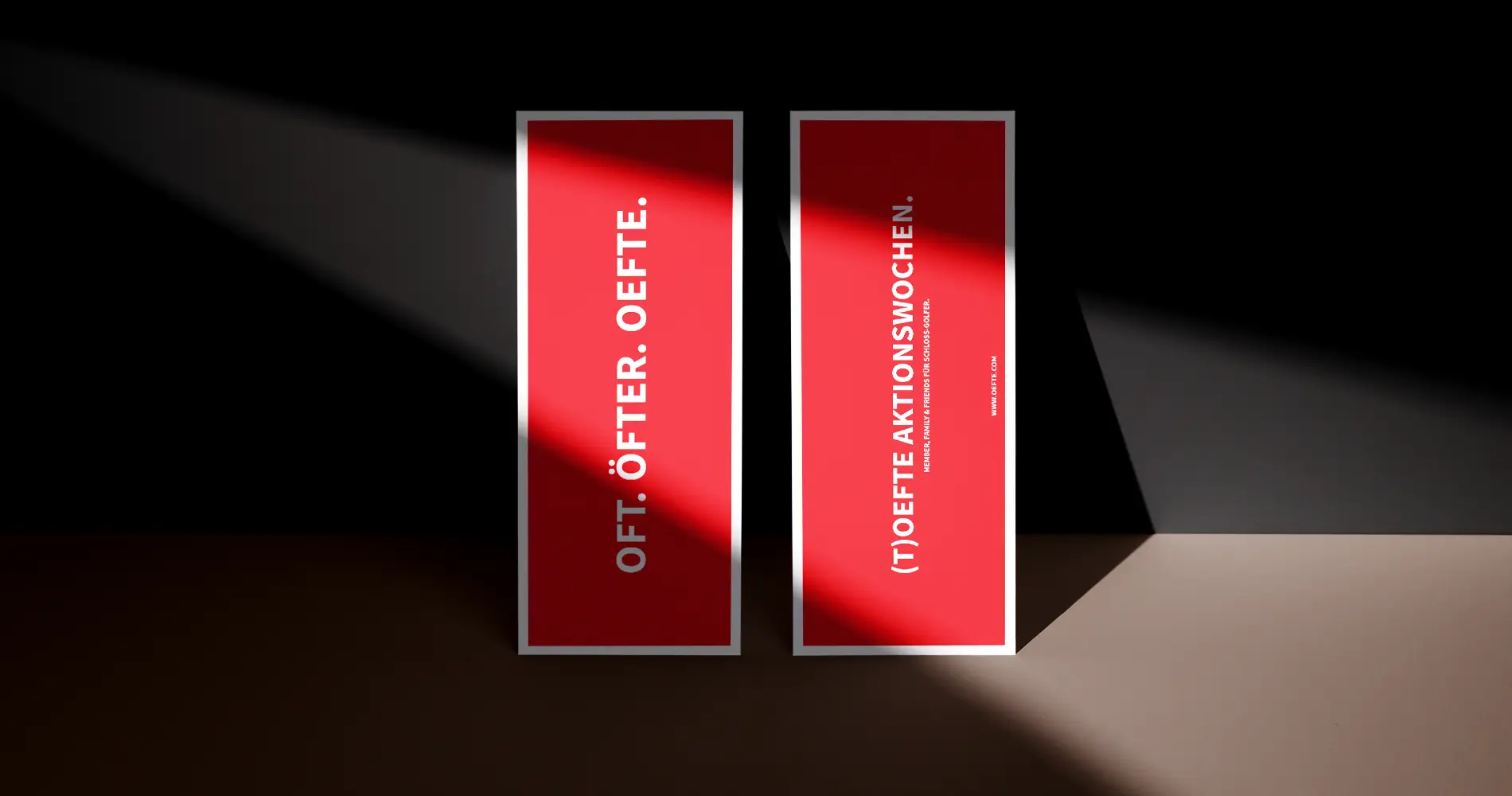 Zwei rote Flyer mit Claim „OFT. ÖFTER. OEFTE.“ im Licht-Schatten-Spiel