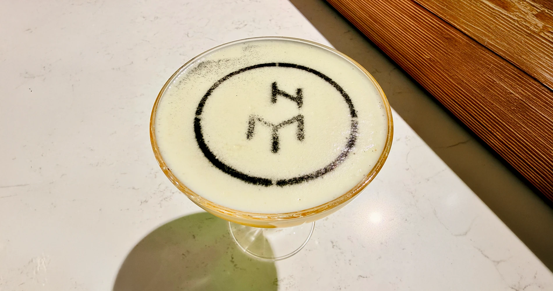Corporate Design. Cocktail mit Möbel Hensel Logo als Schaumdruck im Glas