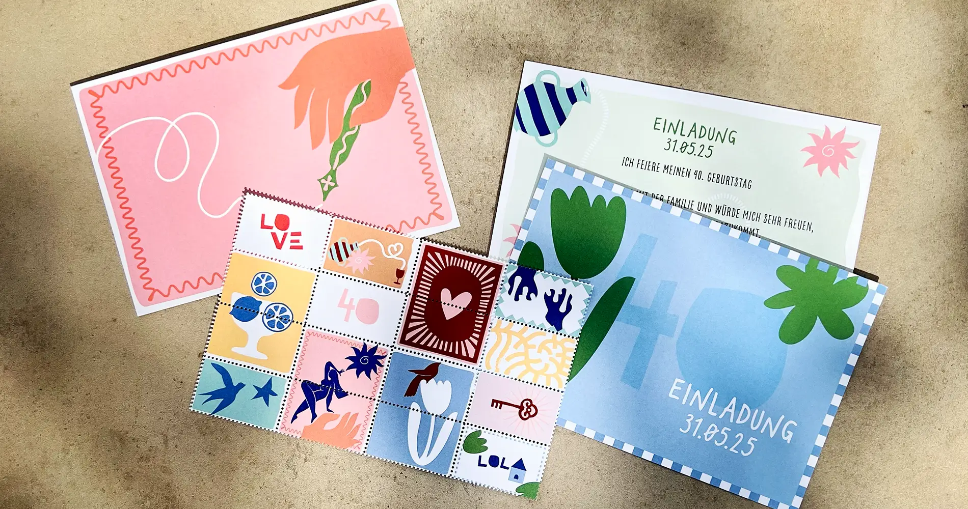 Fotografie einer Einladungskarten-Serie mit illustrativen Briefmarken, Antwortkarte und gestalteten Karten mit Datum 31.05.25