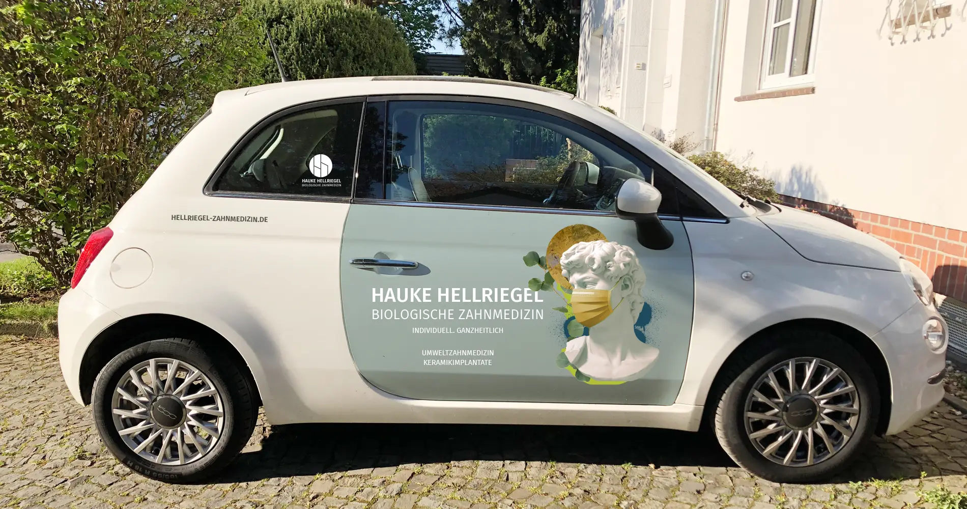 Praxisfahrzeug mit Branding einer Zahnarztpraxis inklusive Logo und künstlerischem Keyvisual