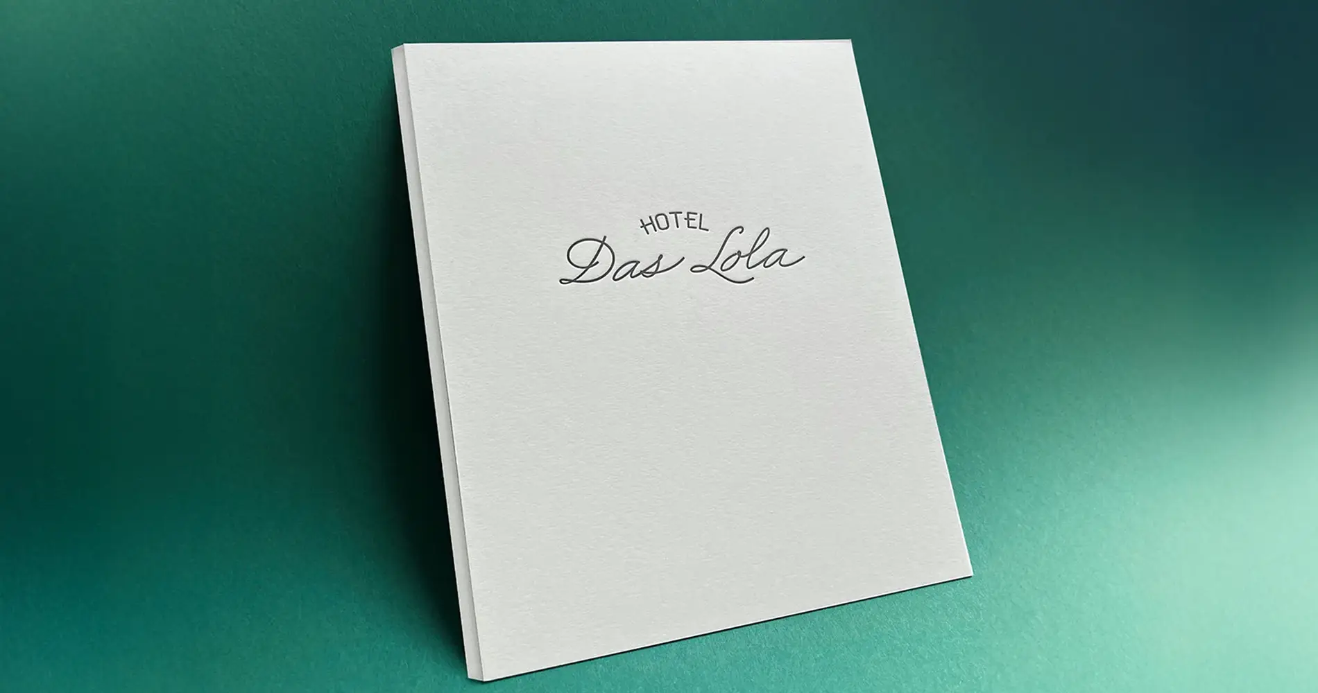 Gästemappe Hotel Das Lola mit Logo auf hochwertigem Cover im Corporate Design