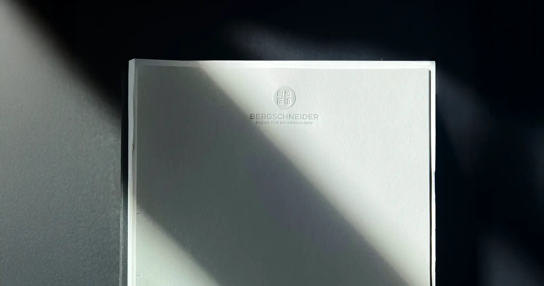 Geschäftsausstattung Zahnarztpraxis Bergschneider mit hochwertiger Blindprägung im minimalistischen Corporate Design