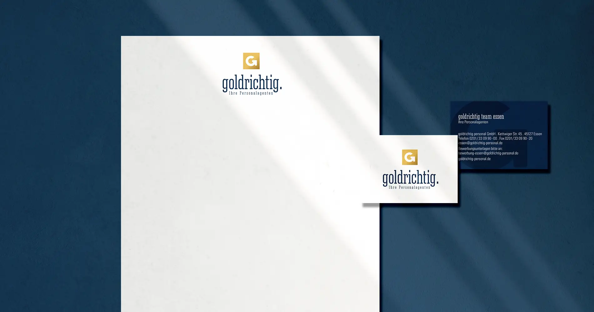 Makroaufnahme eines strukturierten Covers mit eingeprägtem goldrichtig-Logo und dem Zusatz „Ihre Personalexperten“. Die dezente Prägung und das Lichtspiel betonen die hochwertige Haptik und Markenqualität.