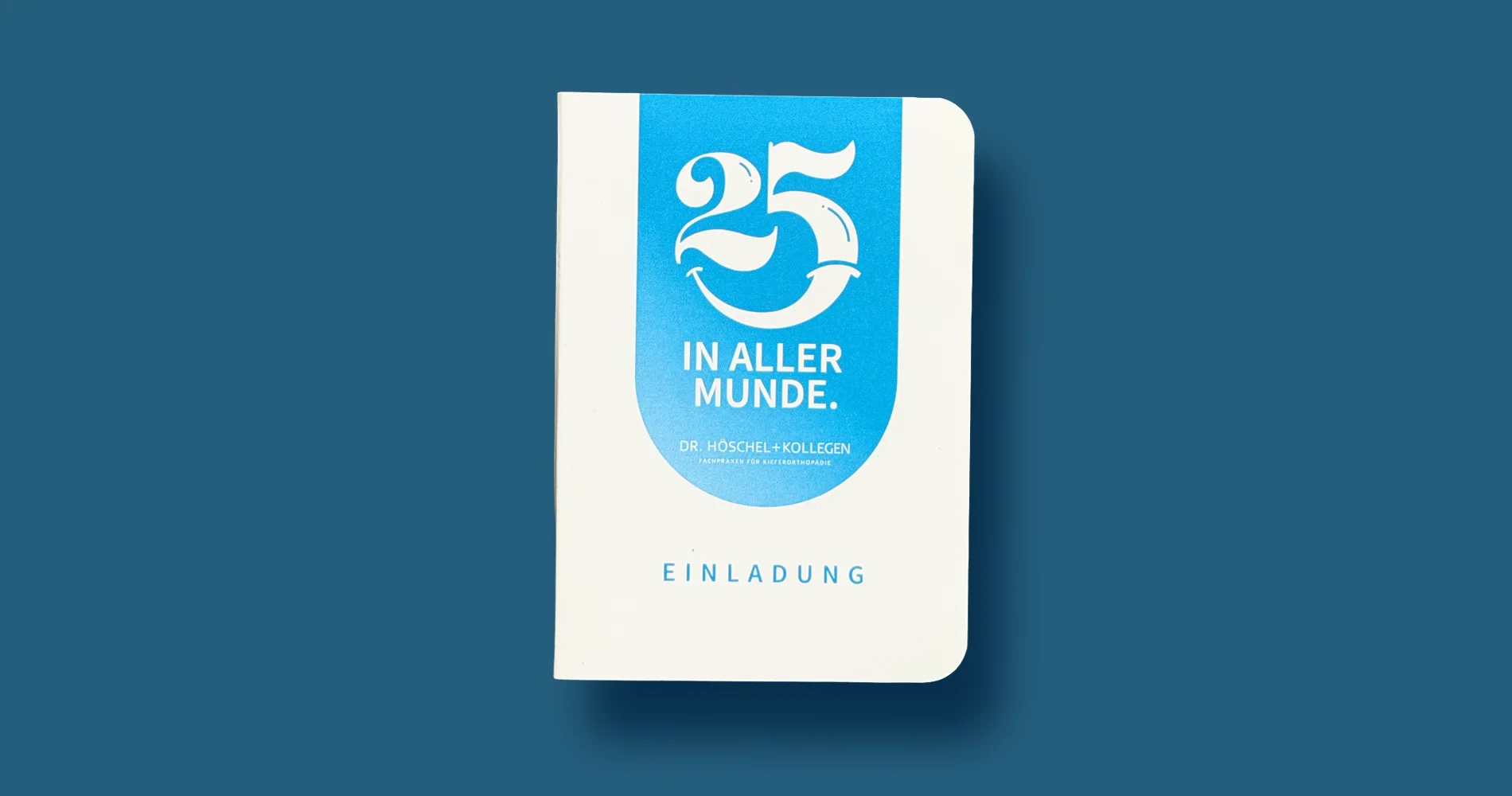 Einladung als kompaktes Booklet mit Jubiläumsbranding „25 Jahre in aller Munde“ im Stil einer Straßenkarte