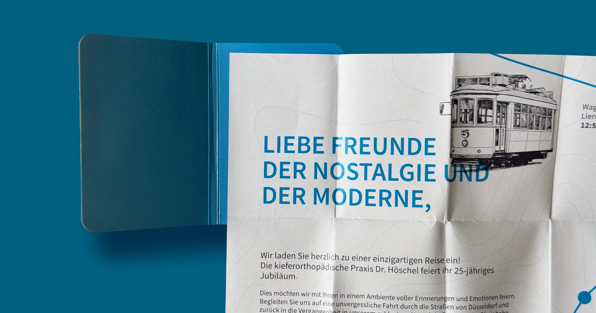 Aufgefaltetes Einladungsbooklet im Straßenkartenstil mit Straßenbahn-Illustration und Überschrift „Liebe Freunde der Nostalgie und der Moderne“