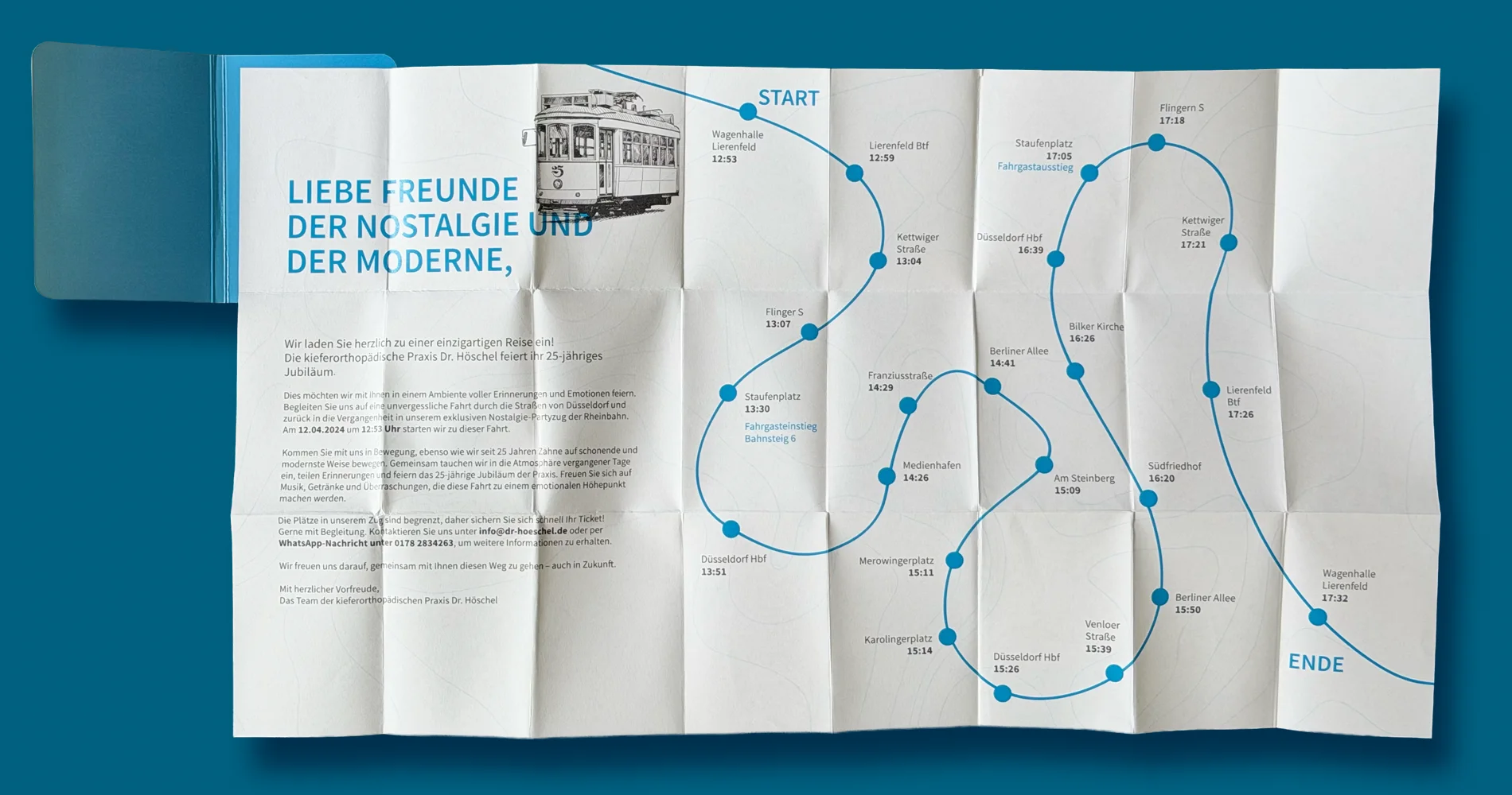 Komplett aufgefaltetes Einladungsbooklet im Straßenkartenstil mit eingezeichneter Route, Haltestellen und Start-/Endpunkt