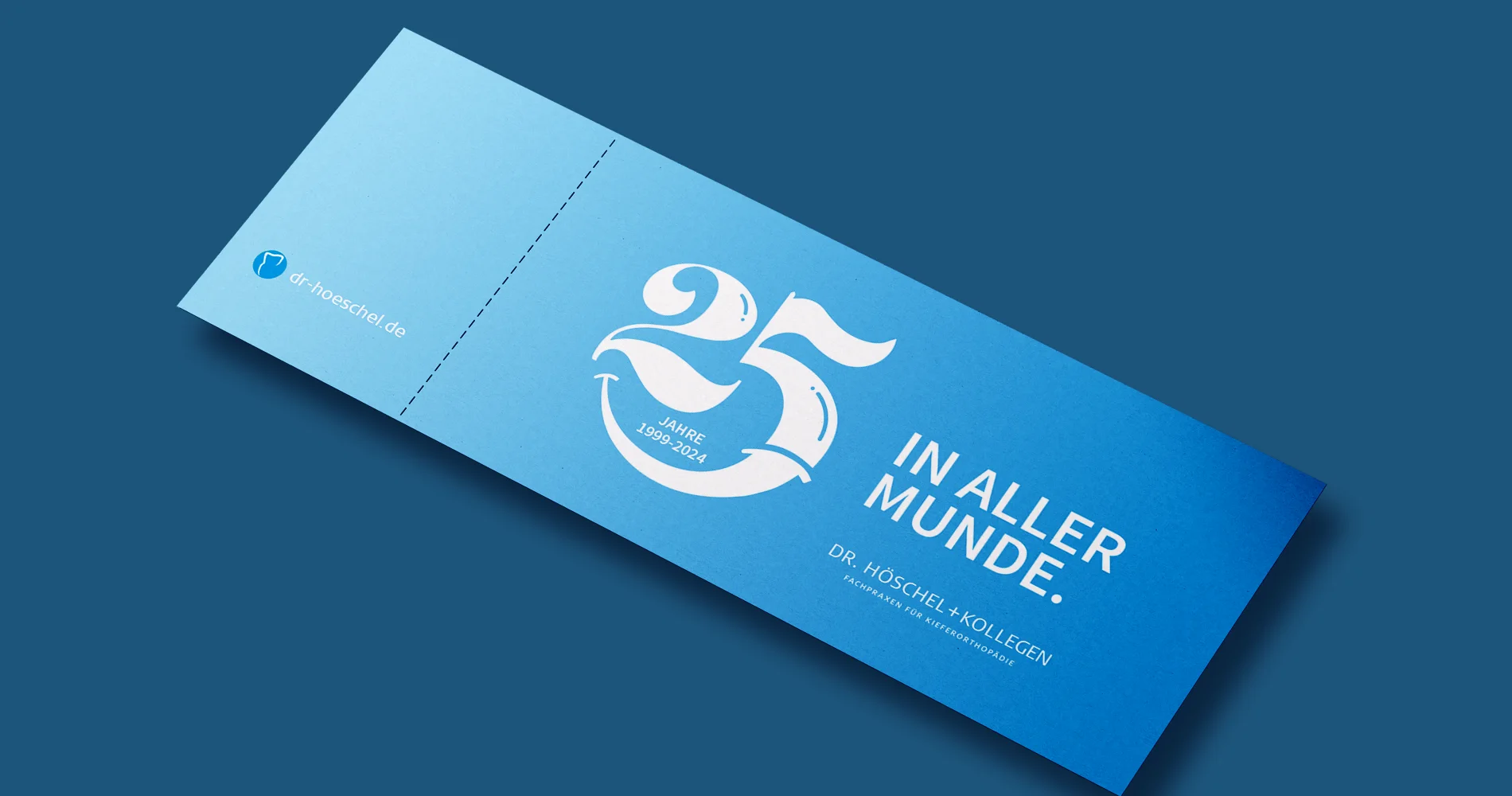 Eintrittskarte im Ticketdesign mit Jubiläumsbranding „25 Jahre in aller Munde“ auf blauem Hintergrund