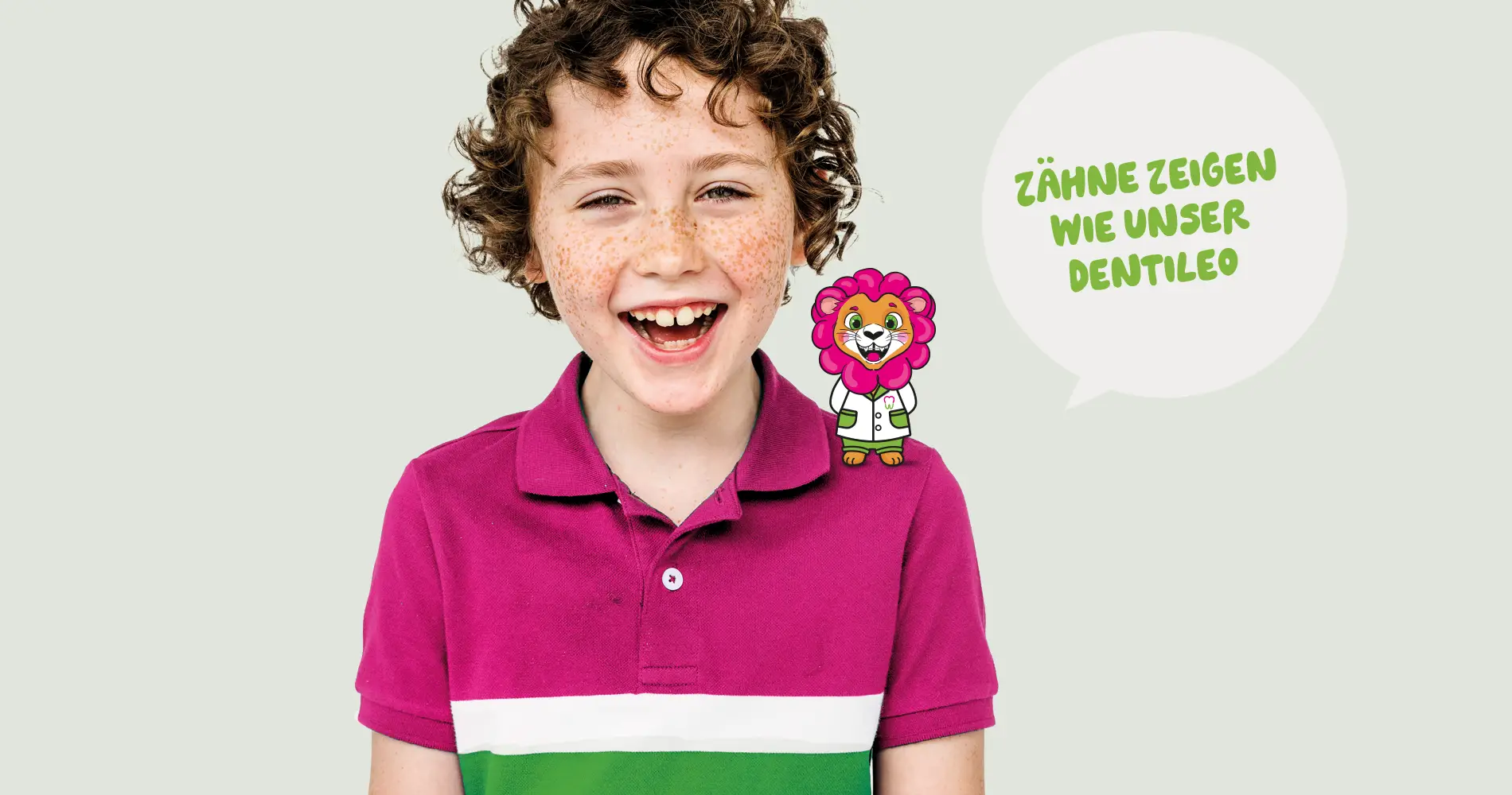 Lachendes Kind mit Zahnlücke und Maskottchen in einer Zahnarztkampagne