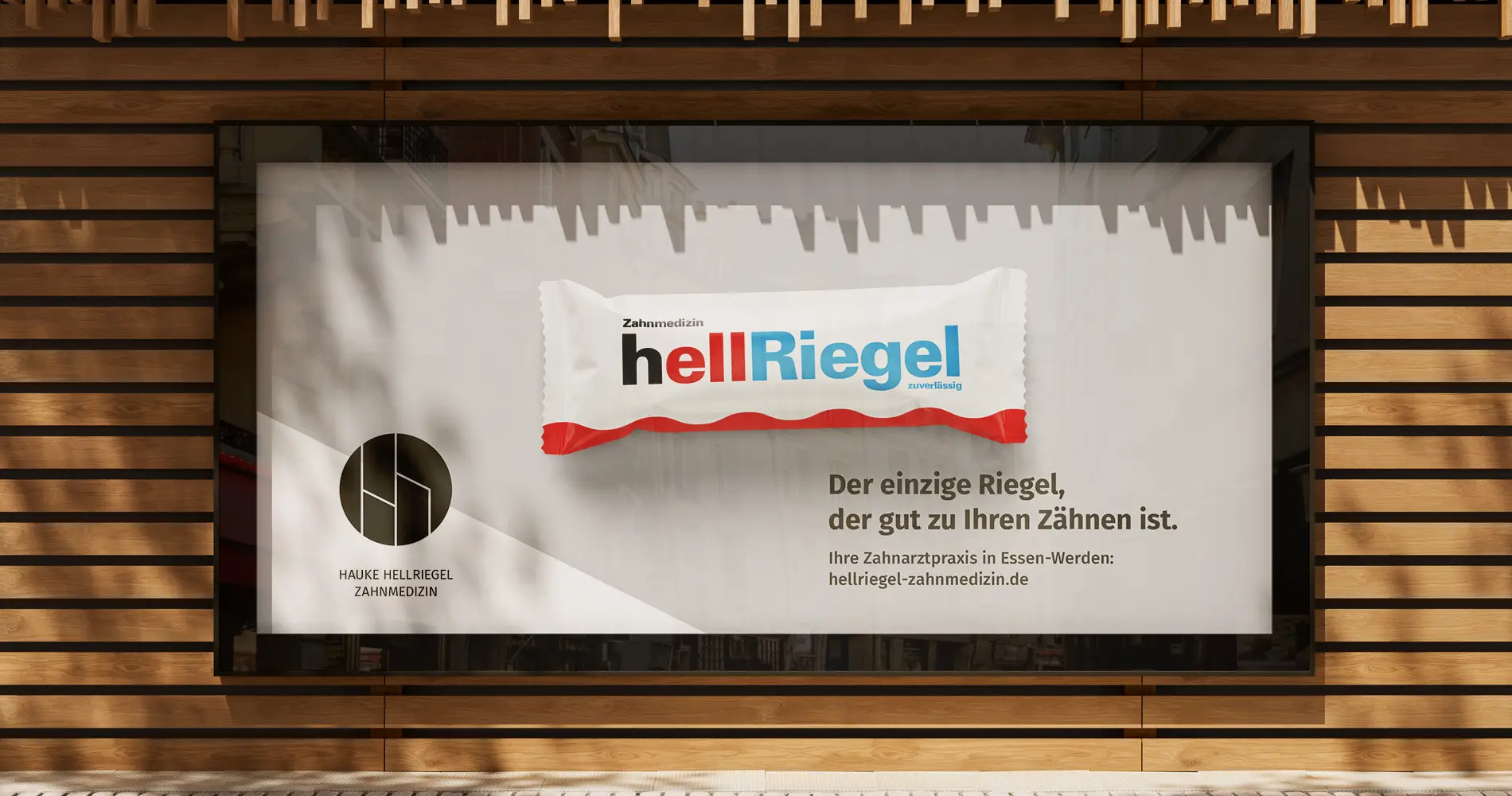 Plakatkampagne einer Zahnarztpraxis mit humorvollem Riegel-Motiv als Wortspiel zum Praxisnamen