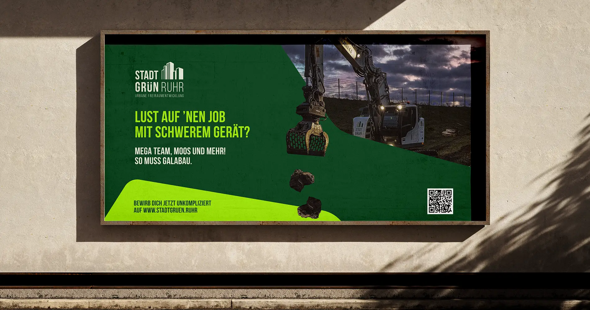 Recruiting-Kampagne von Stadtgrün Ruhr auf Plakat mit Bagger und Jobansprache im Garten- und Landschaftsbau