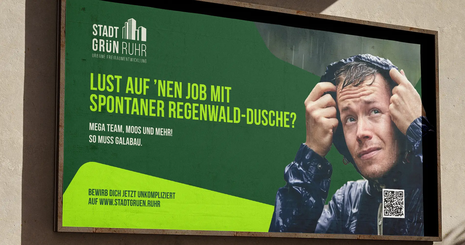 Recruiting-Plakat von Stadtgrün Ruhr mit Mitarbeiter im Regen und humorvoller Jobansprache