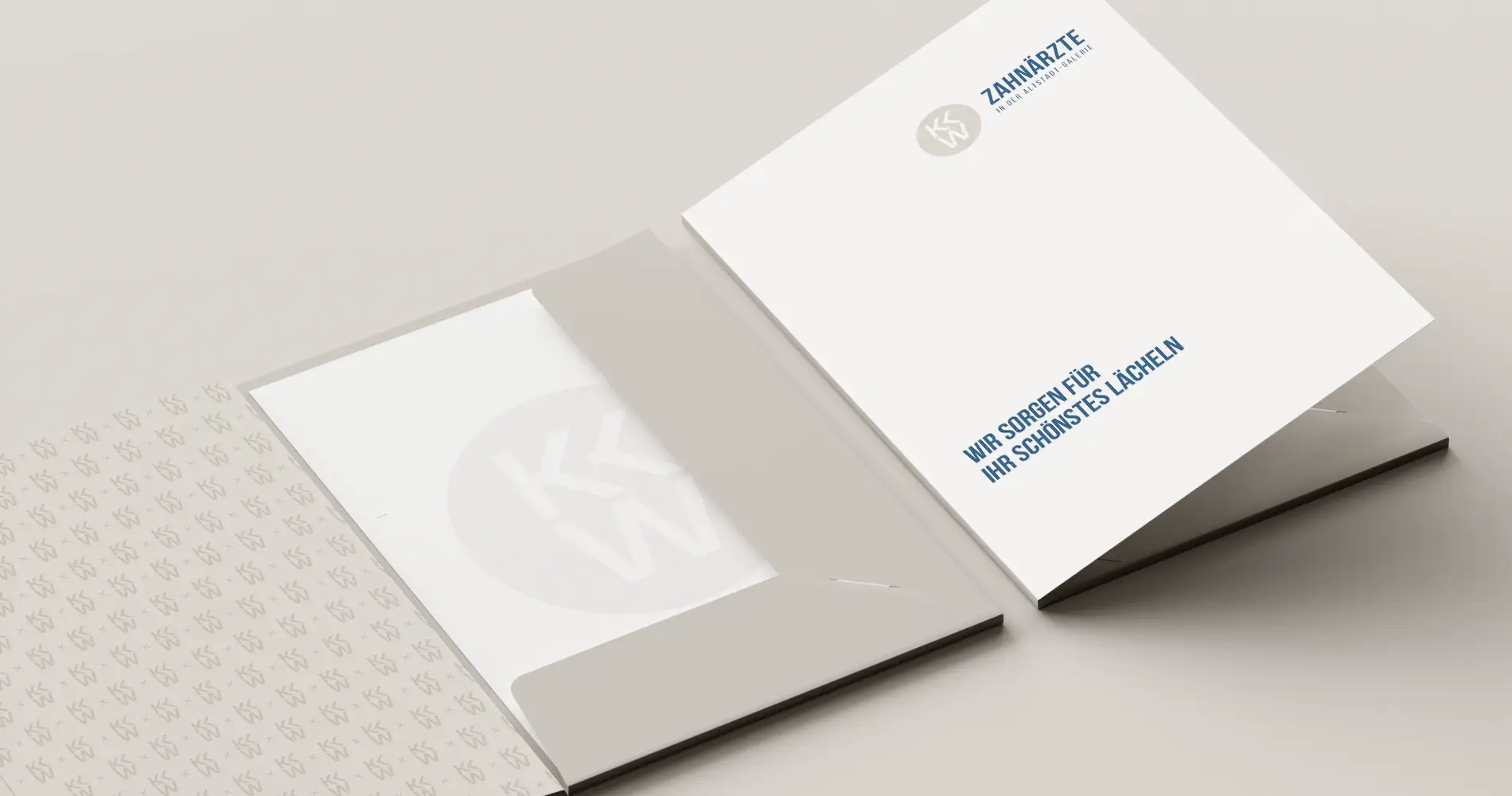 Präsentationsmappe der Zahnarztpraxis KKW mit modernem Corporate Design und typografischem Claim auf hellem Hintergrund.