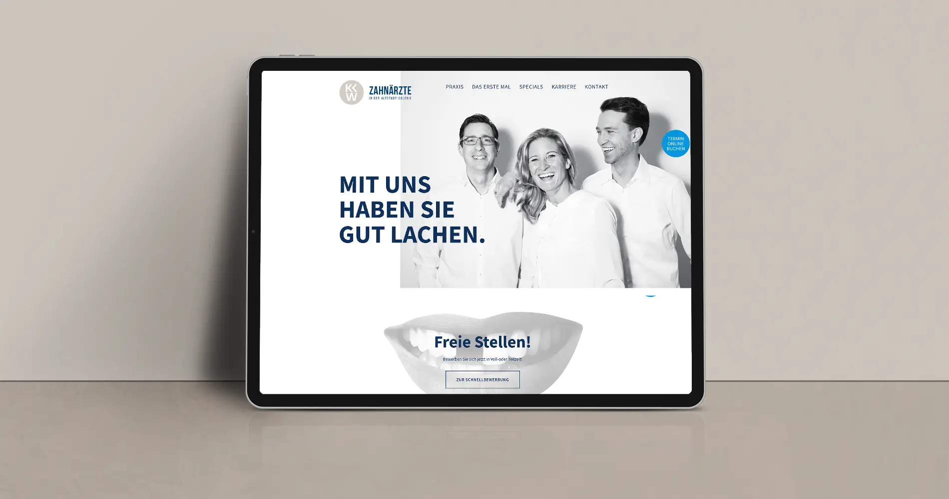Tablet-Mockup der Website für die Zahnarztpraxis KKW mit freundlichem Teamfoto und modernem Praxisdesign.