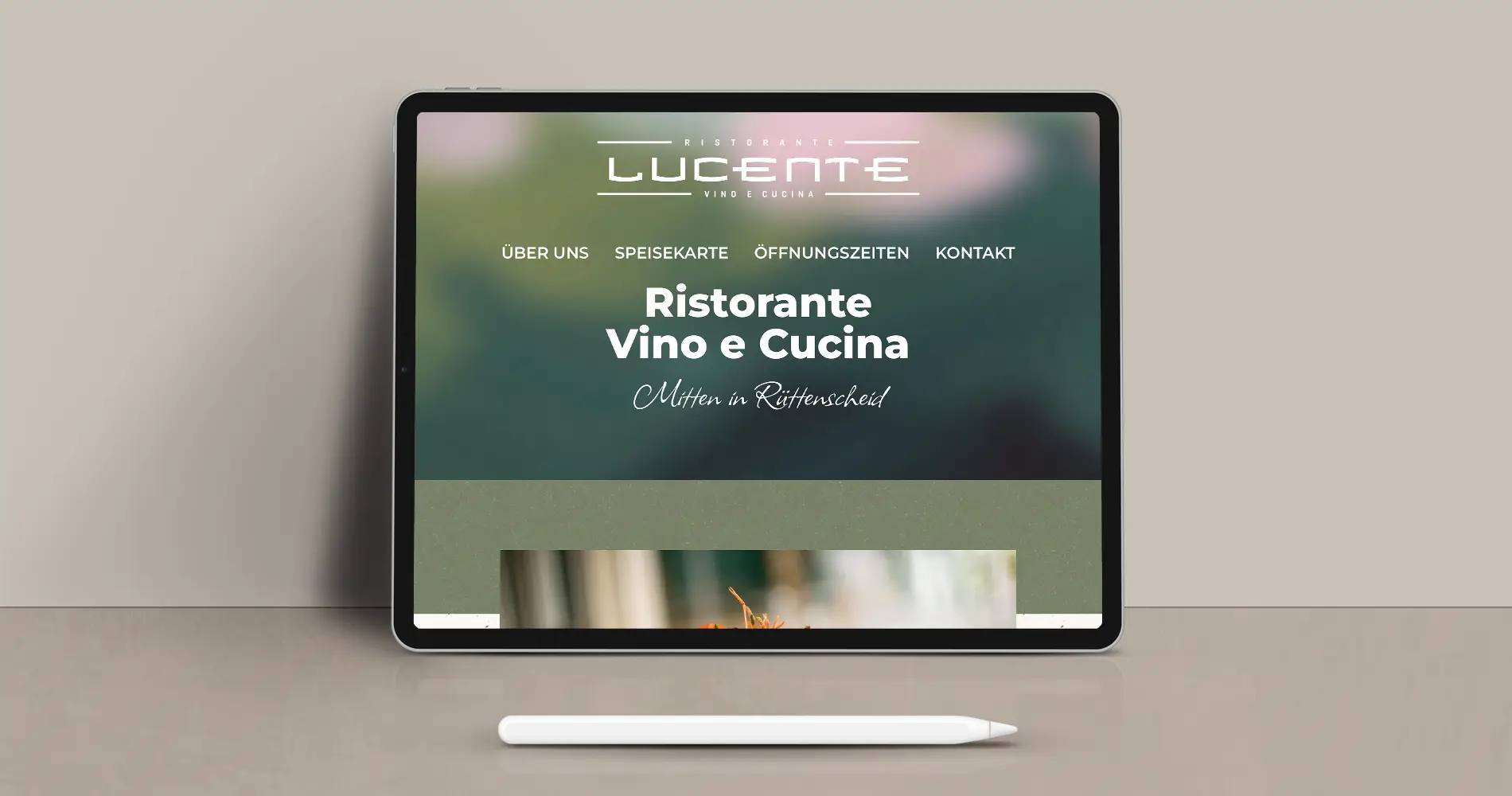 Tablet mit dargestellter Restaurant-Website „Lucente – Ristorante Vino e Cucina“