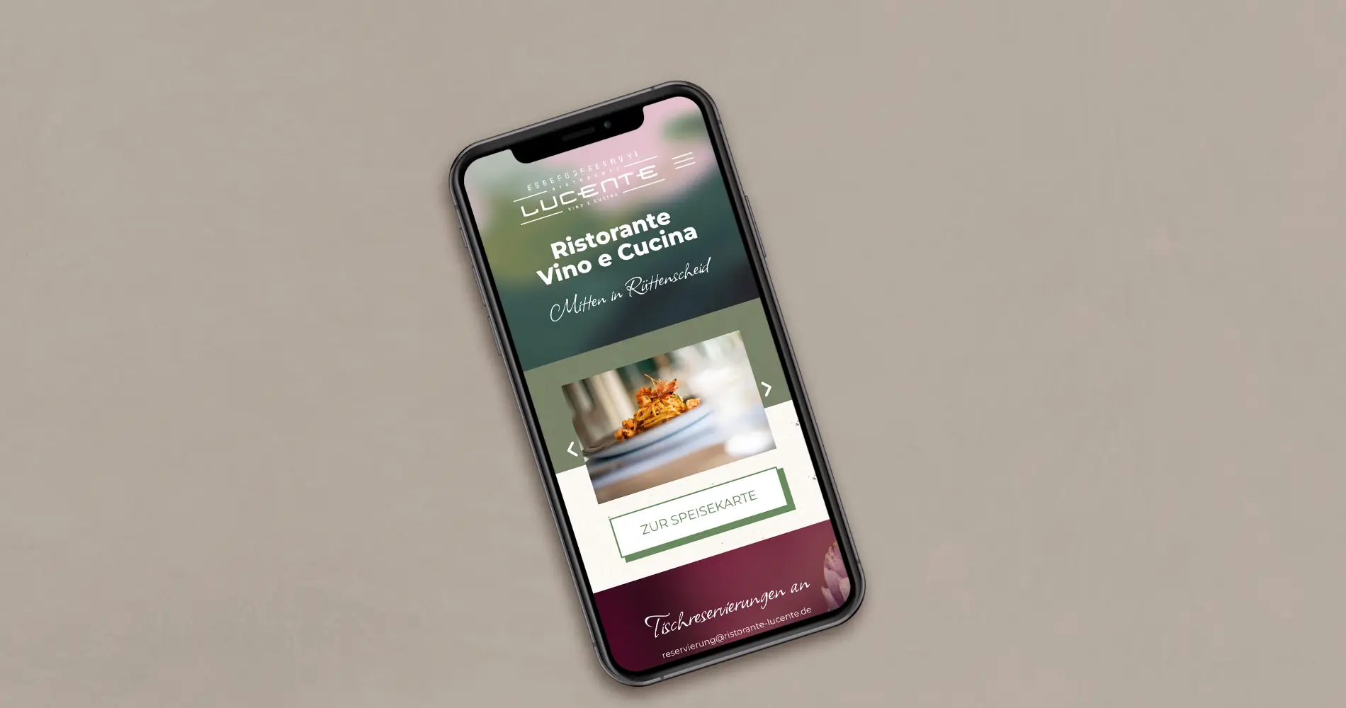 Smartphone mit dargestellter Restaurant-Website „Lucente – Ristorante Vino e Cucina“