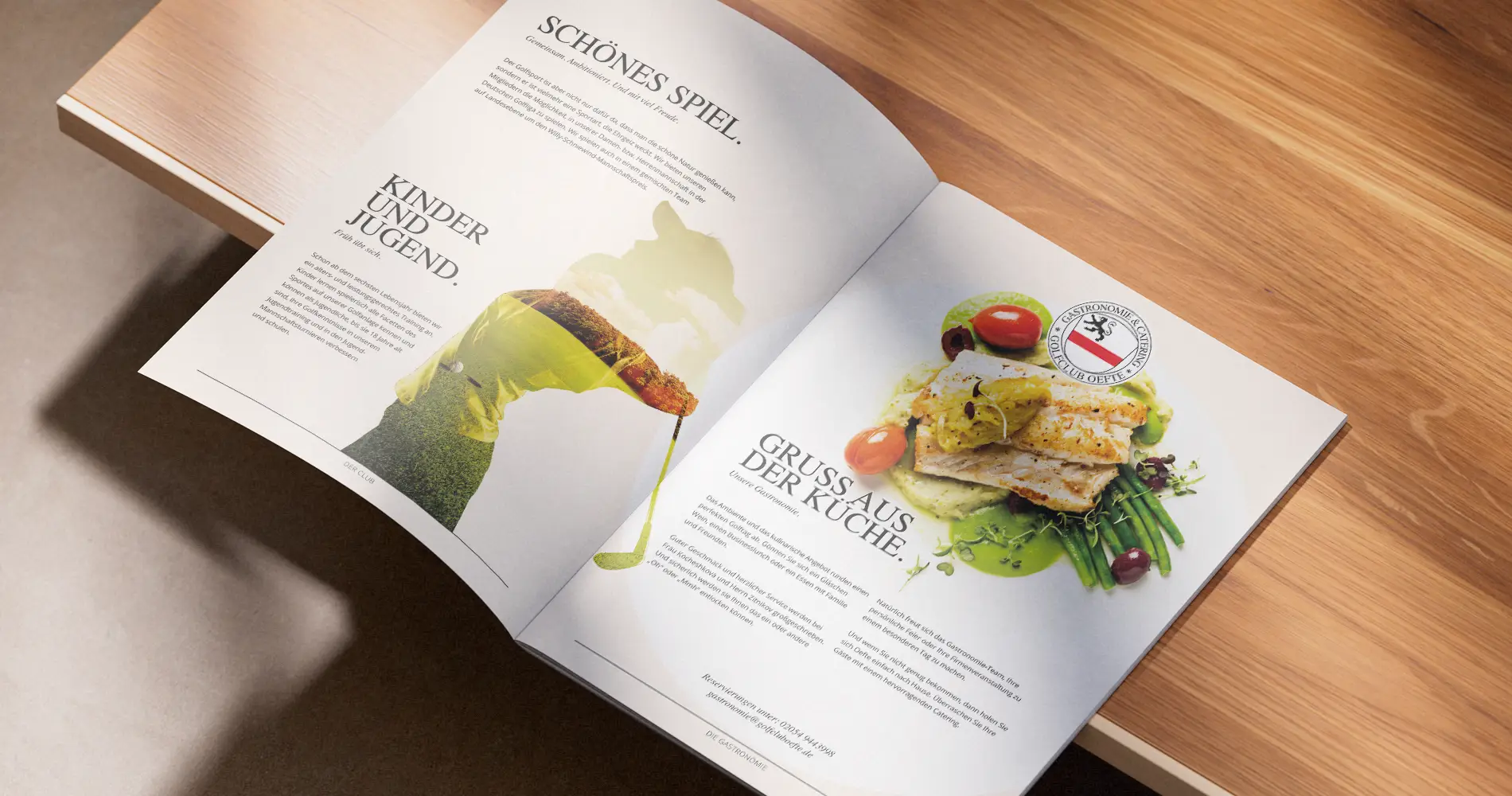 Aufgeschlagenes Magazin mit Golf- und Gastronomie-Inhalten auf Holztisch