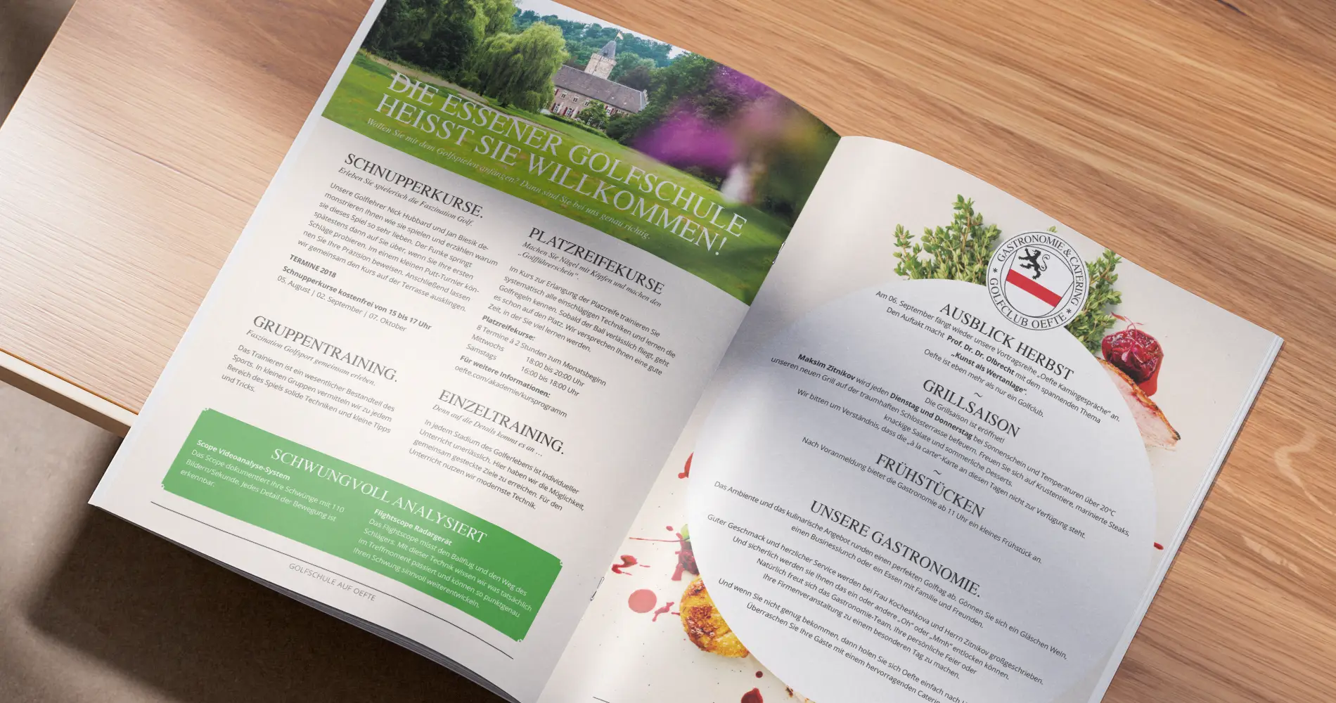 Aufgeschlagenes Magazin mit Golfclub-Inhalten auf Holztisch