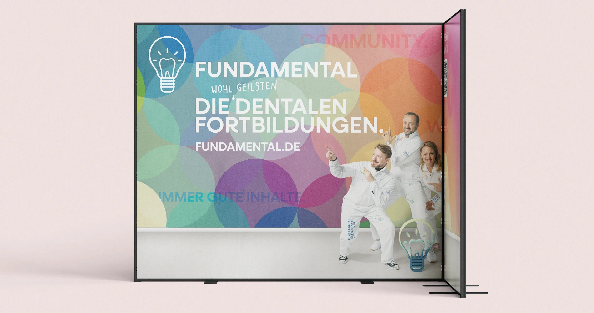 Messestand Design Fundamental Dental Fortbildungen mit farbigem Markenmotiv