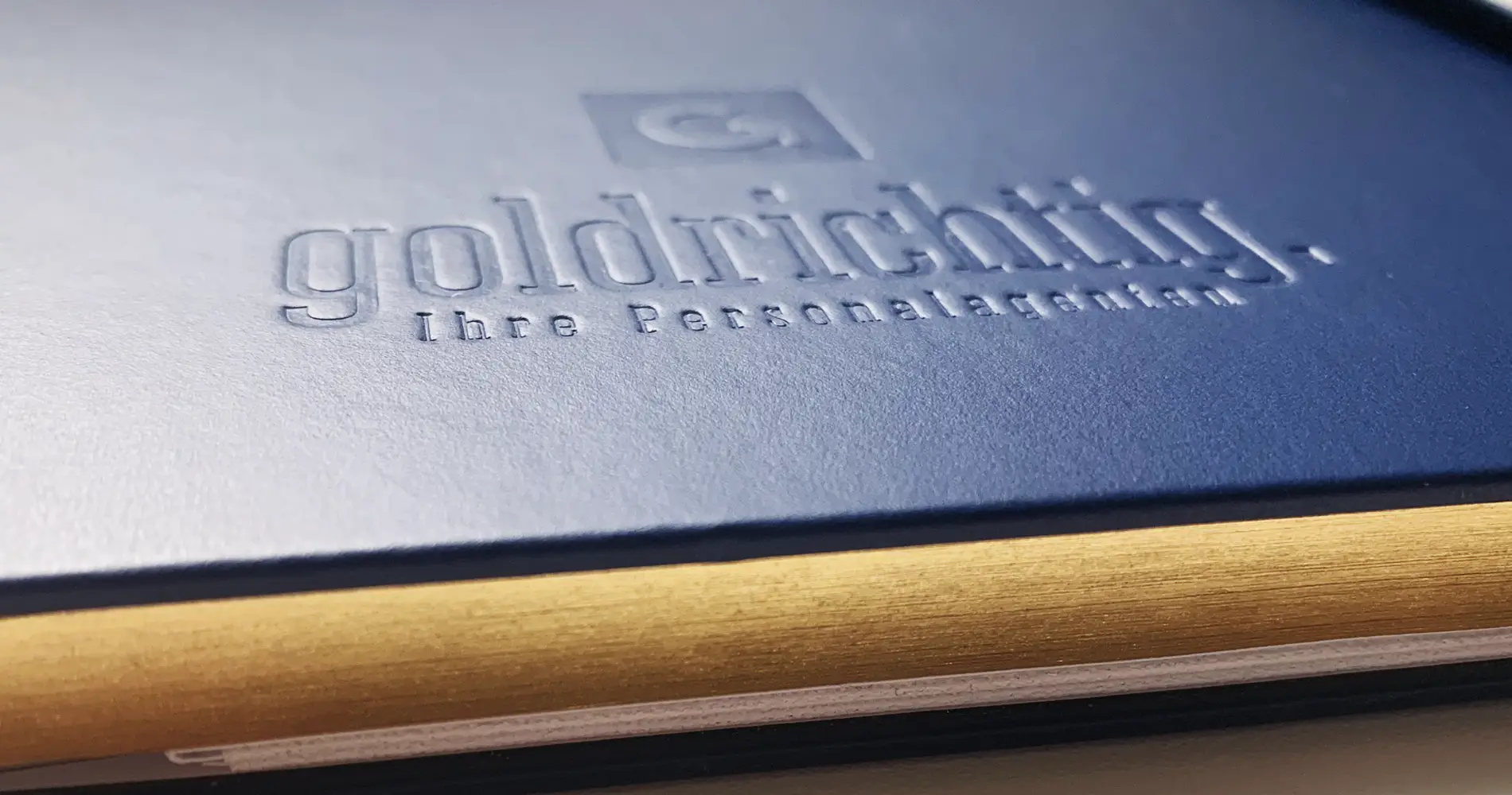 Notizbuch mit Prägung „goldrichtig“ und goldfarbenem Buchschnitt