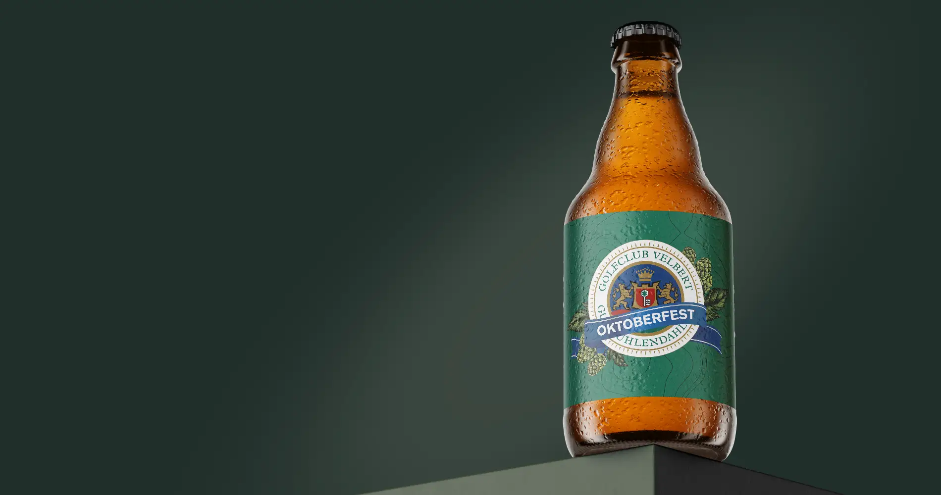 Bierflasche mit Oktoberfest-Label für den Golfclub Velbert vor dunklem Hintergrund inszeniert