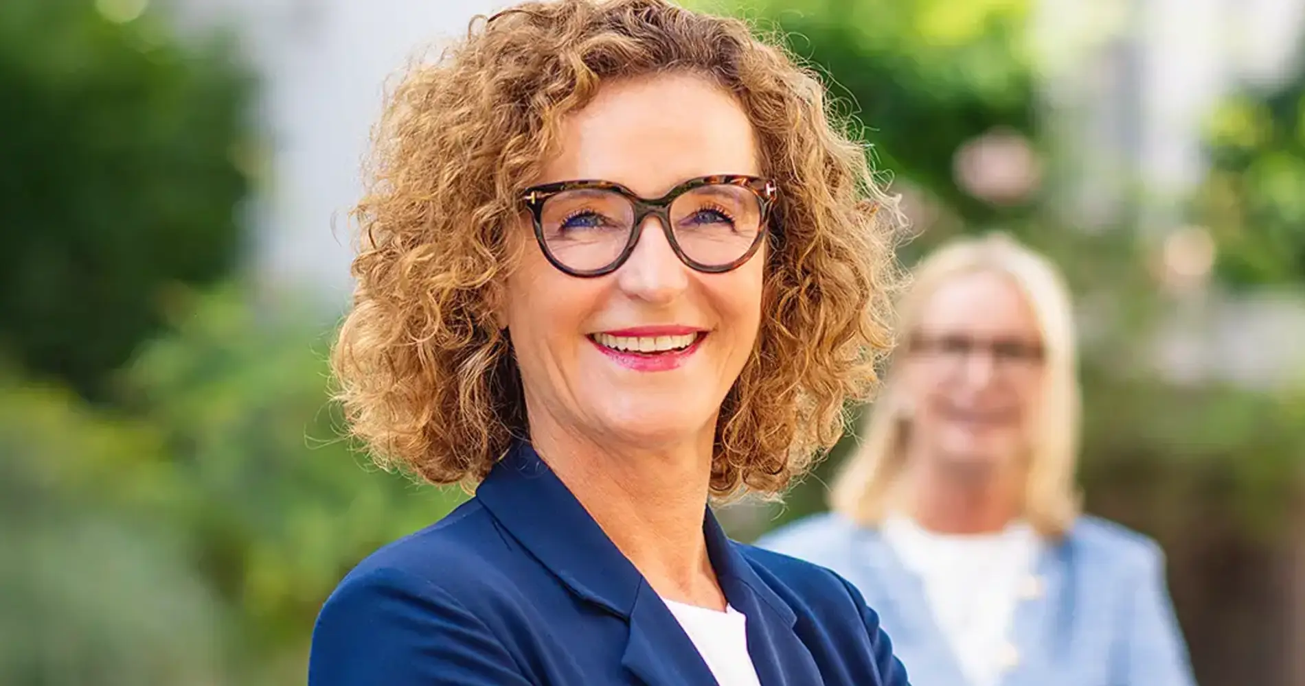Porträt von Corinna Guyenz im Außenbereich