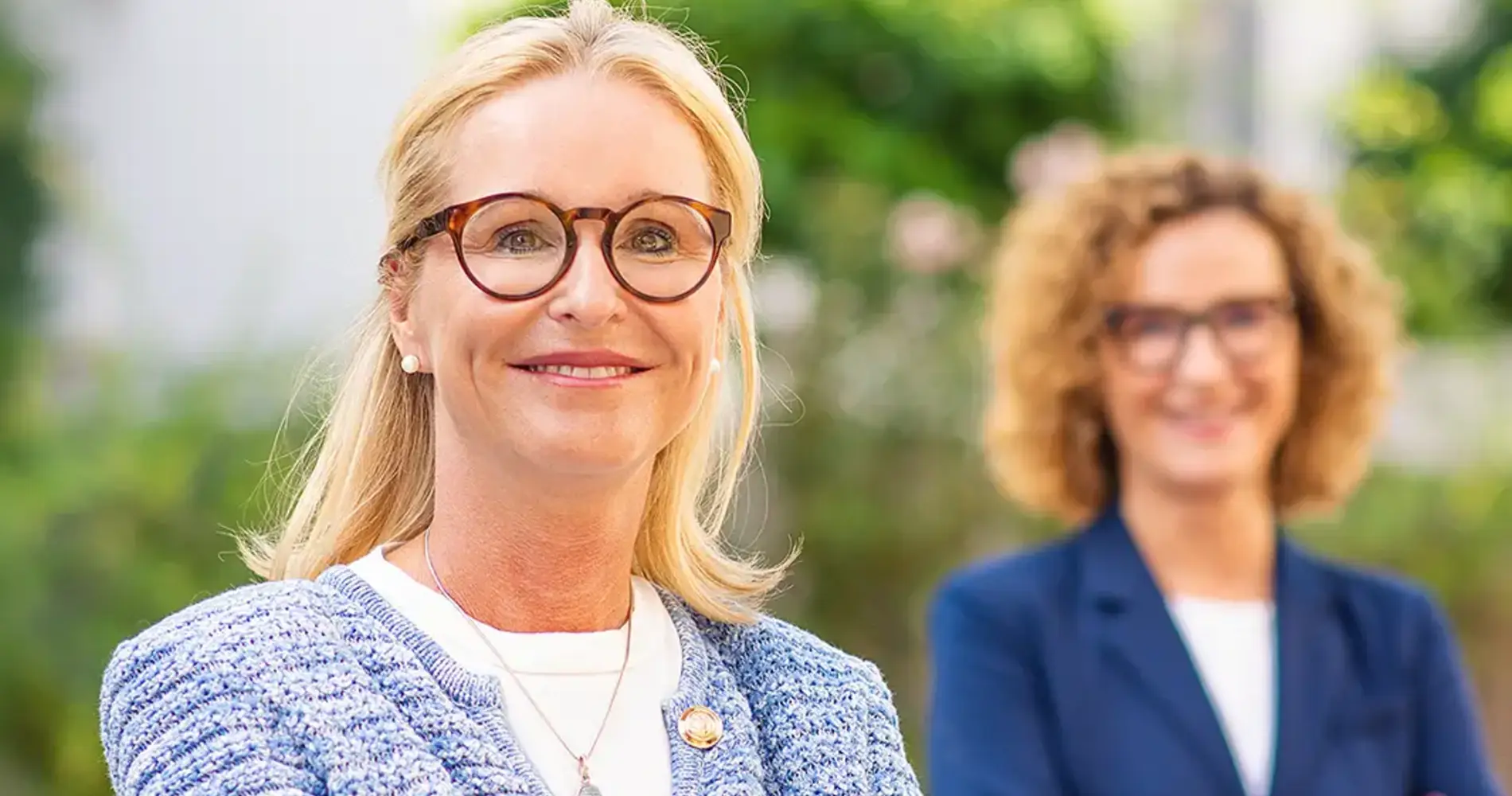Porträt von Monika Funck im Außenbereich