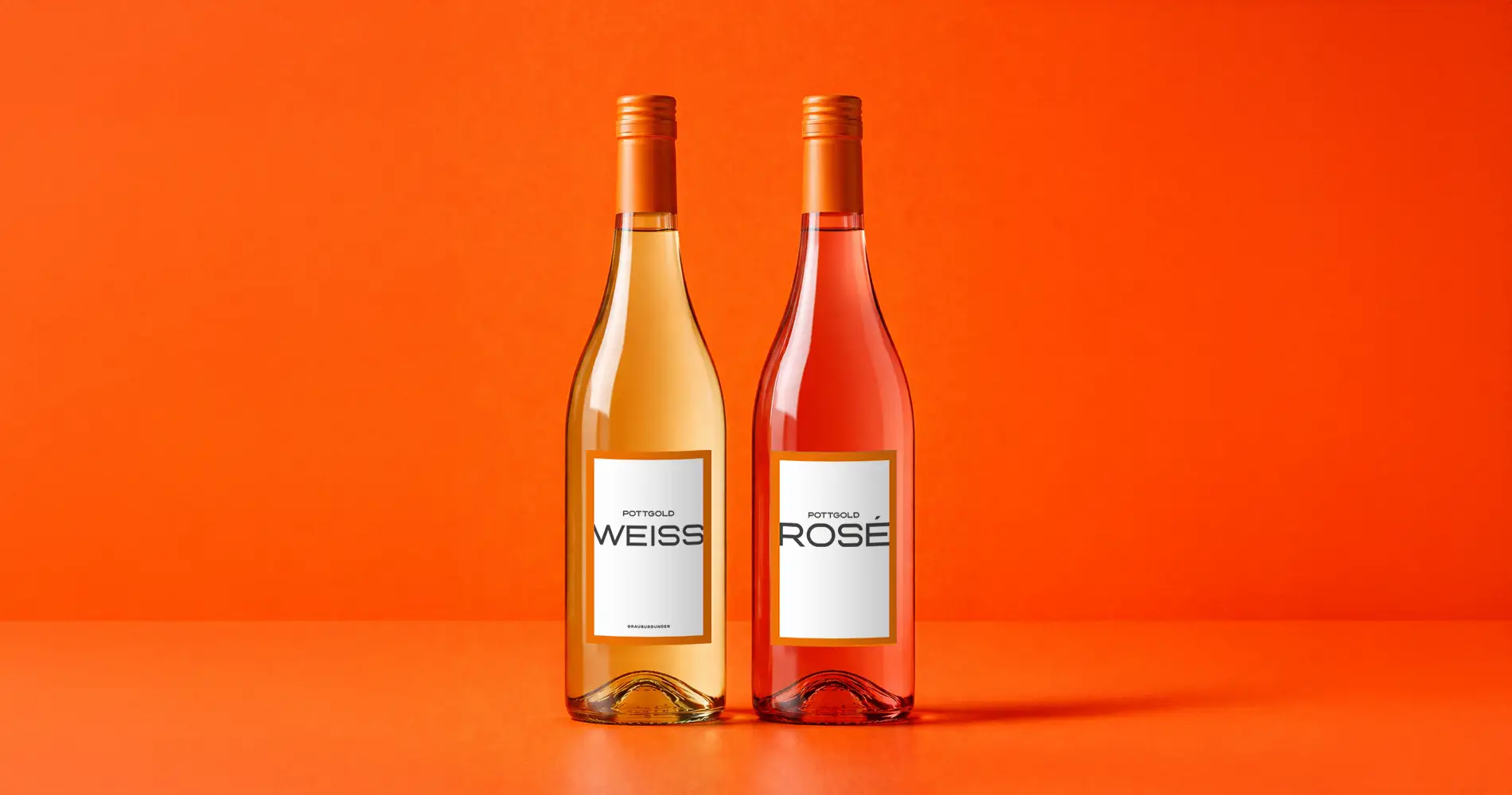 Zwei Weinflaschen (Weißwein und Rosé) mit reduziert gestaltetem Pottgold-Label vor leuchtend orangem Hintergrund
