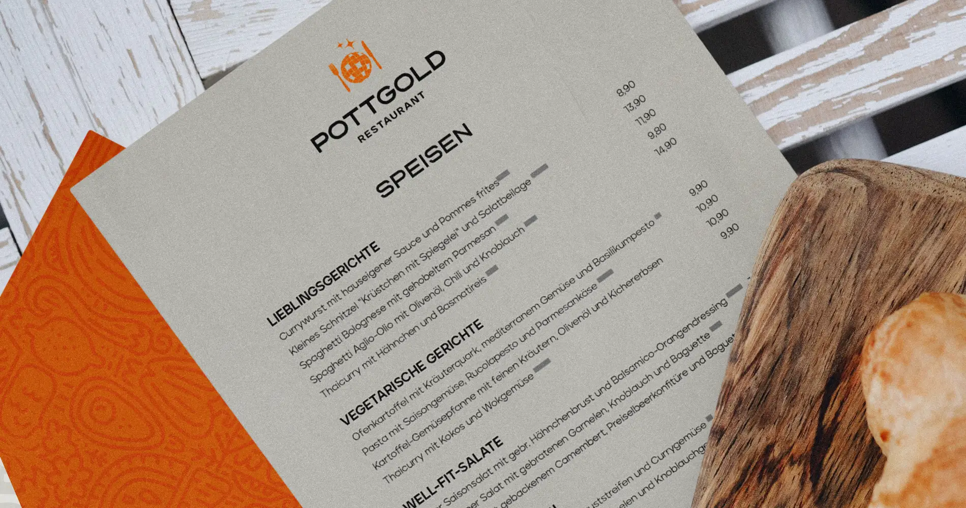 Speisekarte des Restaurants Pottgold mit klar strukturierter Typografie, kombiniert mit warmen Materialien und Food-Kontext