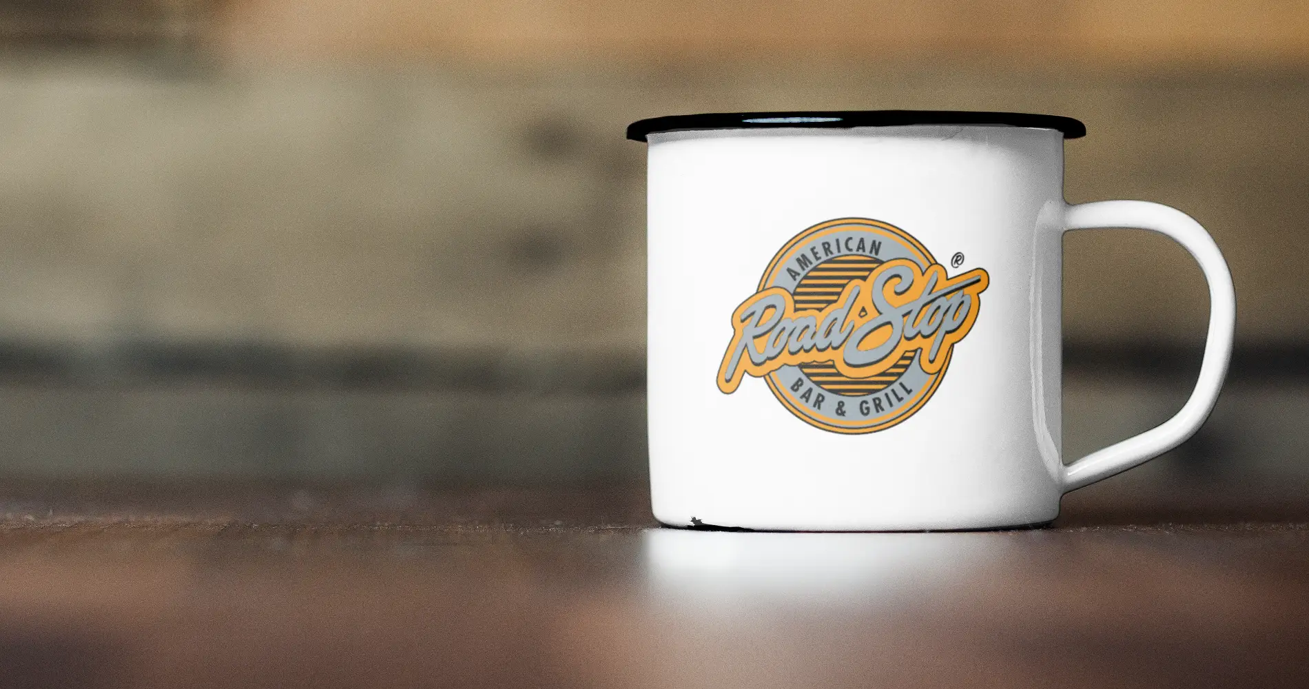 Emaille-Tasse mit Road Stop Logo im American-Diner-Stil