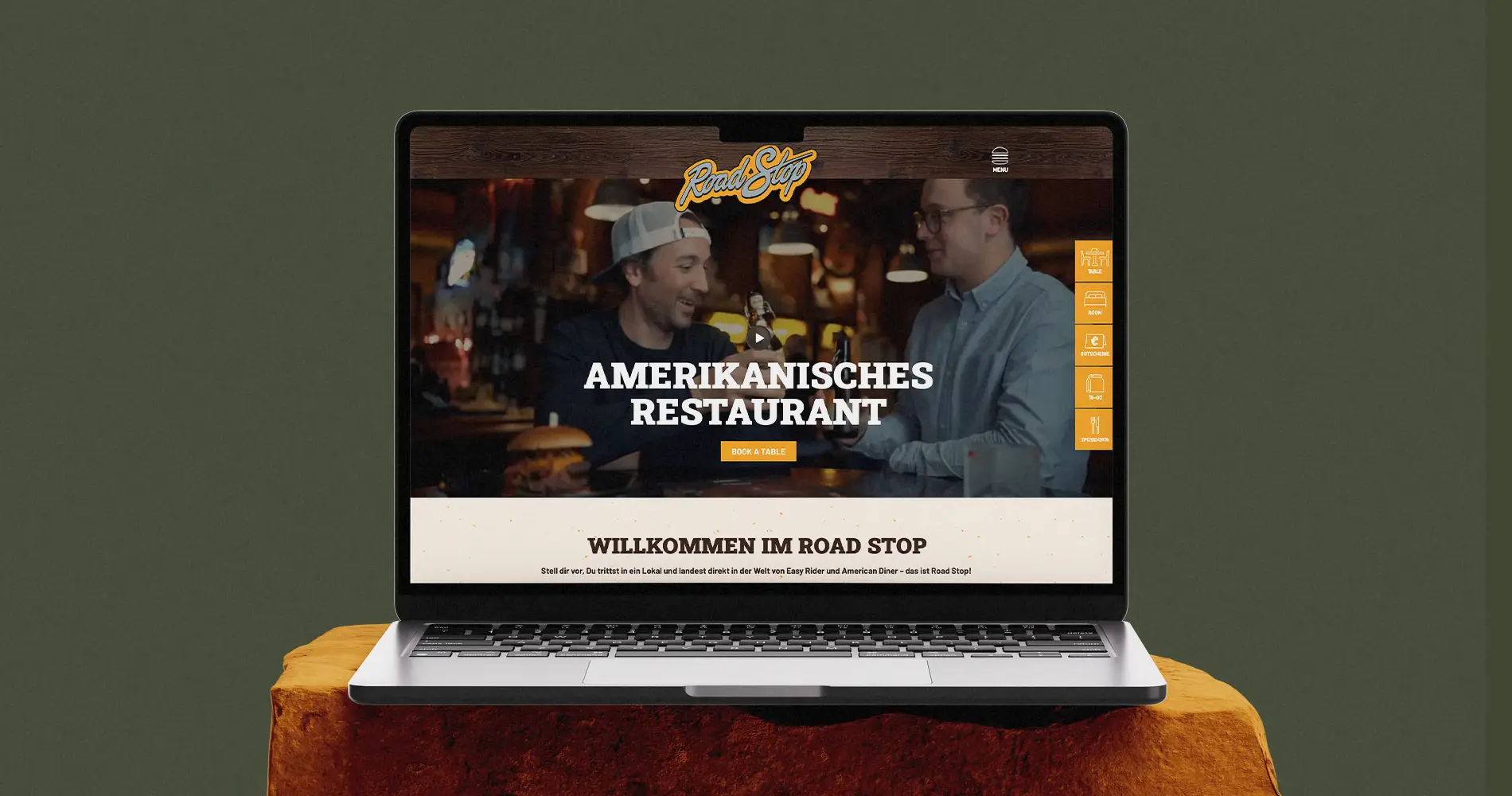 Webdesign Laptop zeigt die Road Stop Restaurant Website mit Startseite eines amerikanischen Restaurants