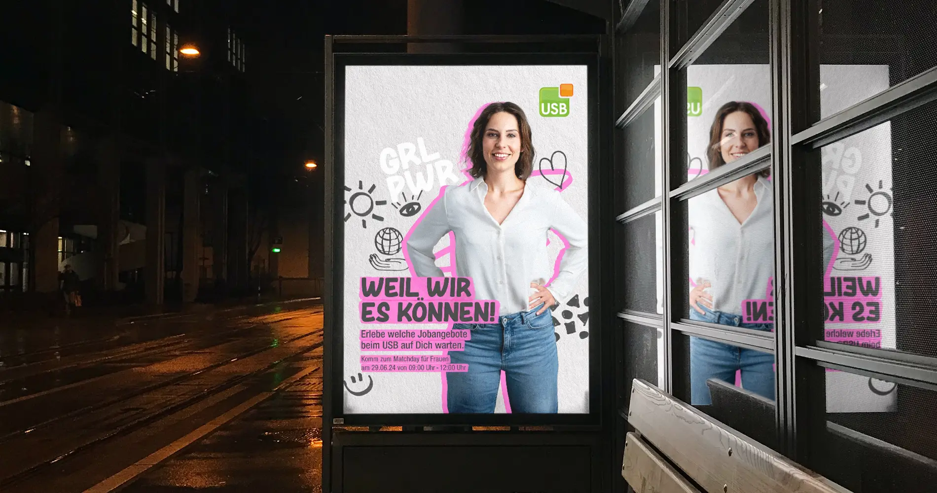 USB Recruitingkampagne City-Light-Poster an Bushaltestelle bei Nacht mit Claim „Weil wir es können“ für Jobs in Entsorgung und Stadtreinigung