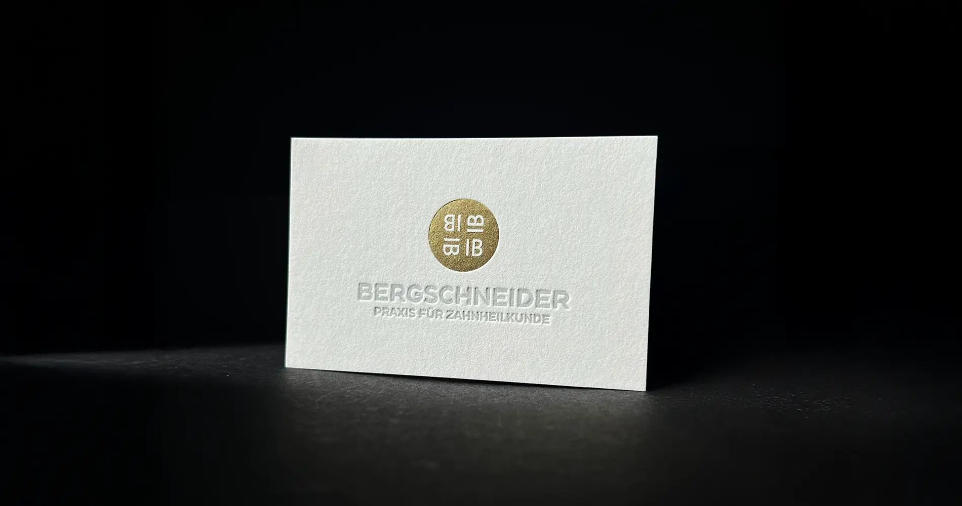 Visitenkarte Zahnarztpraxis Bergschneider mit Blindprägung und Goldprägung hochwertiges Corporate Design