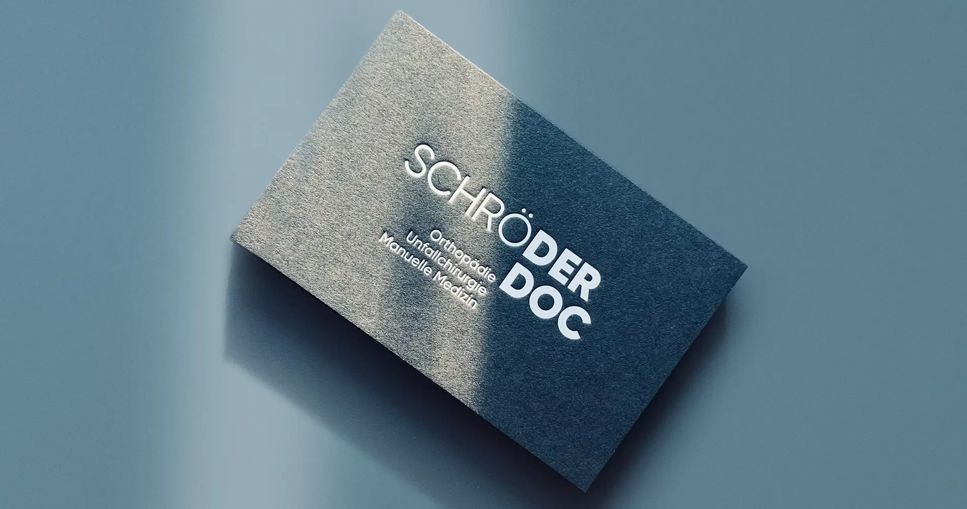 Visitenkarte der Orthopädie Schröder mit geprägter Typografie und reduziertem Layout