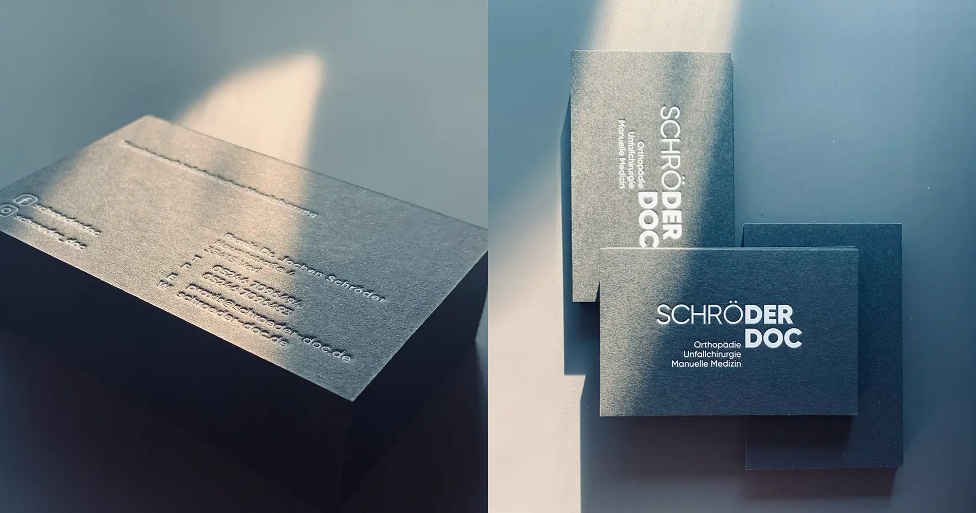 Visitenkarten der Orthopädie Schröder mit geprägtem Druck und reduziertem Design