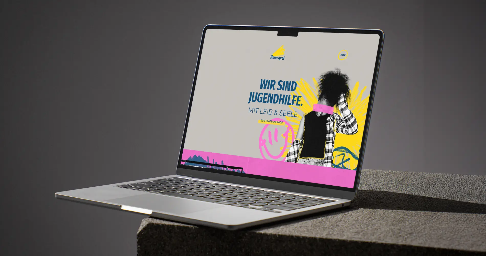Laptop zeigt Website von Heimspiel Jugendhilfe mit Claim zur Haltung und Arbeit