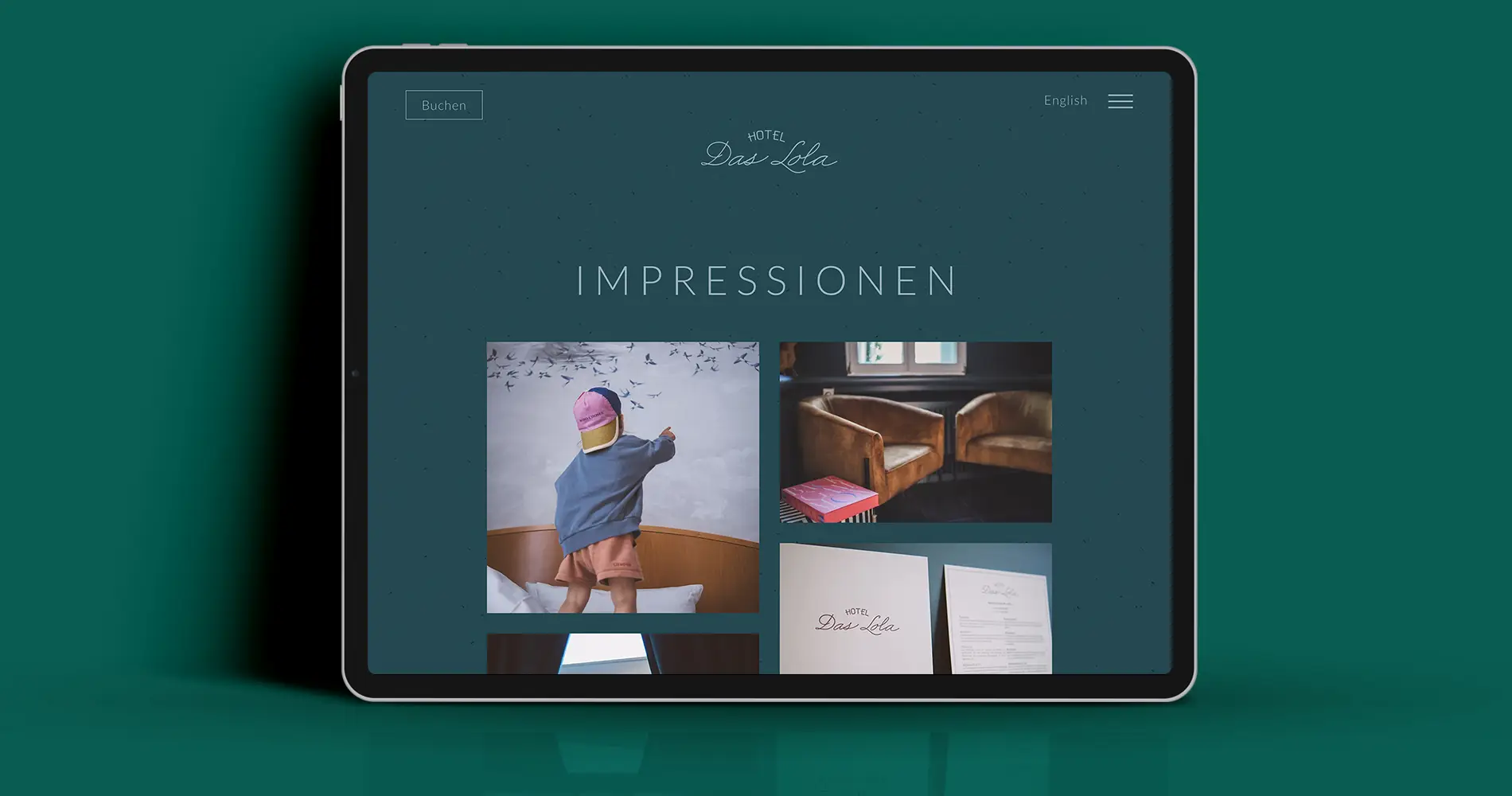 Webdesign des Hotels Das Lola auf einem Tablet mit Impressionen der Hotelräume und Gestaltung