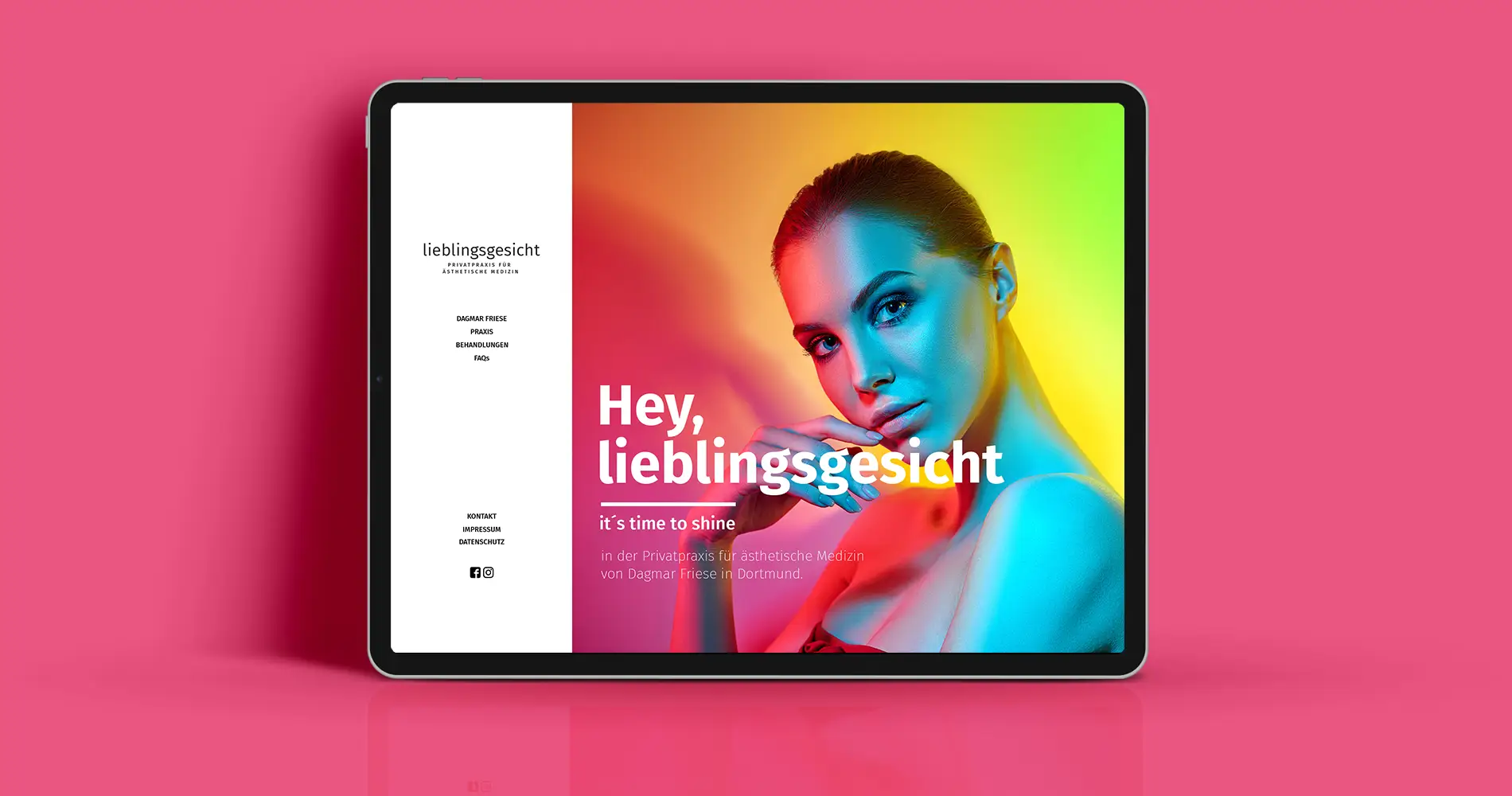 Tablet mit Website-Design für eine Praxis für ästhetische Medizin mit farbigem Keyvisual und dem Text „Hey, Lieblingsgesicht“