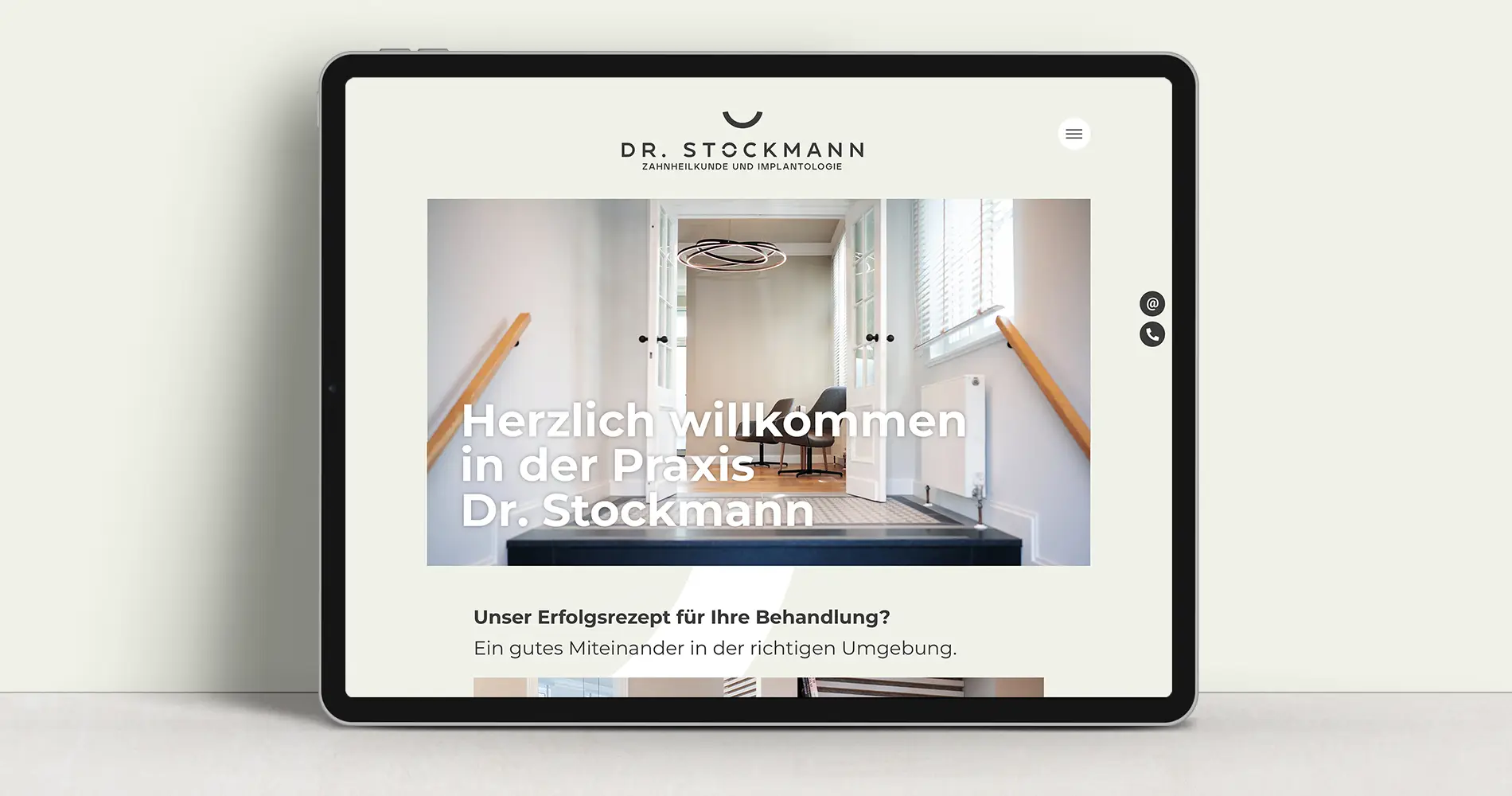 Tablet mit Darstellung der Website der Zahnarztpraxis Dr. Stockmann