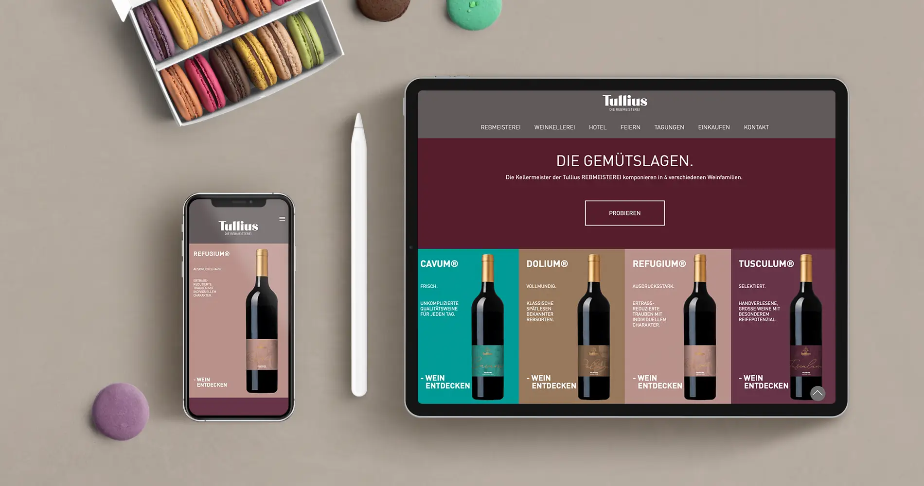 Tullius Website auf Tablet und Smartphone dargestellt, umgeben von Lifestyle-Accessoires