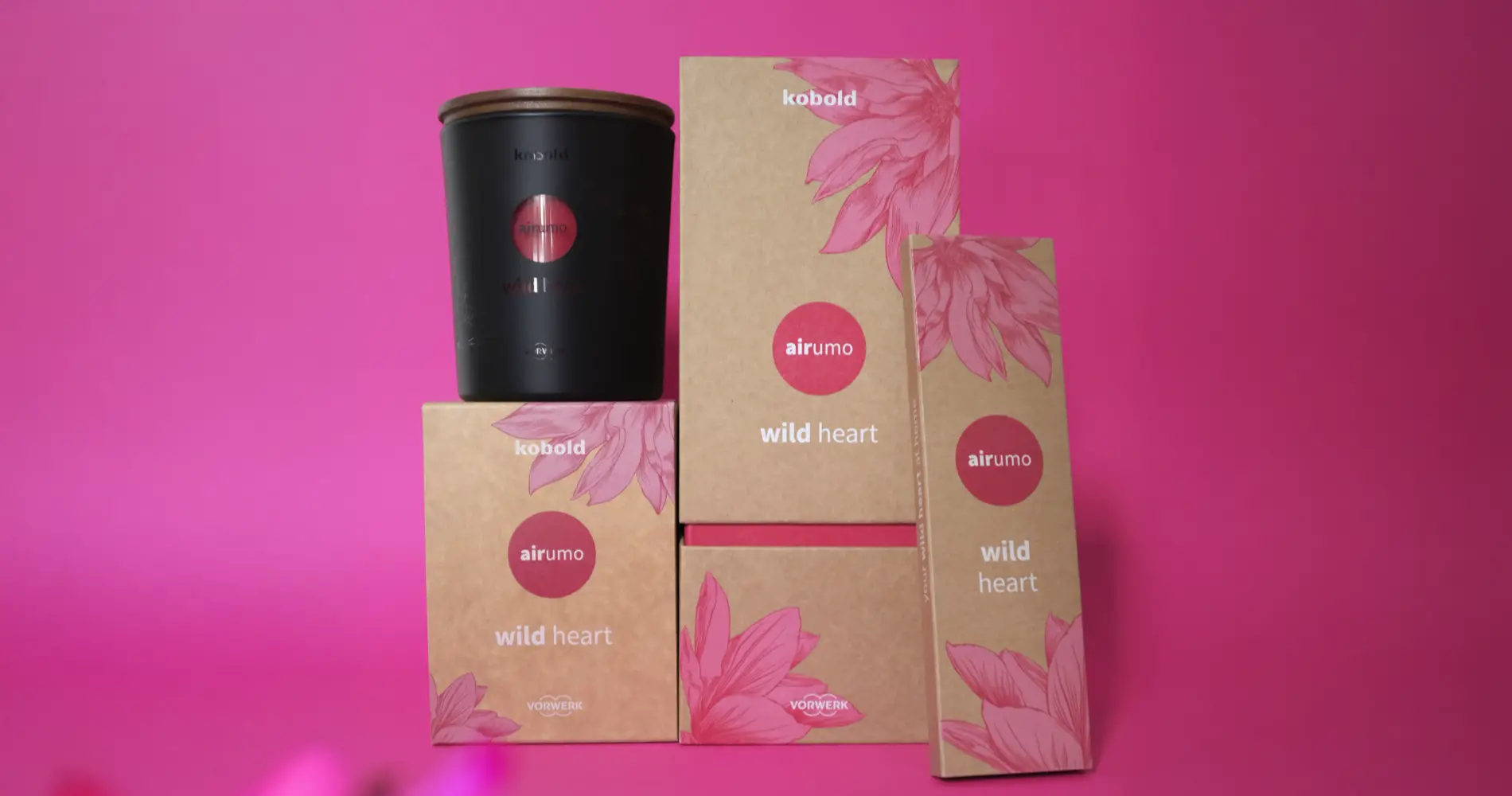 Produkt- und Verpackungsdarstellung des Kobold Airumo Duftes „Wild Heart“ in pinker Farbwelt